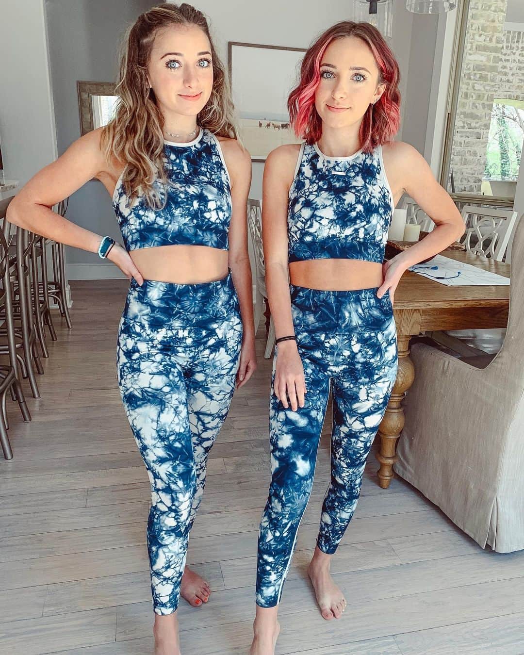 Brooklyn and Baileyさんのインスタグラム写真 - (Brooklyn and BaileyInstagram)「Oh hi tie-dye😍  We just launched our new sports bra and leggings set on our website! Link in bio to shop!」3月25日 4時05分 - brooklynandbailey
