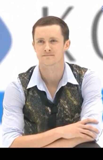 ジェレミー・アボットのインスタグラム：「Today’s program is one of my favorites and I only ever skated it once. I made this program specifically for Japan Open in 2016.  I love this piece of music from Ben Howard. It reminds me of my childhood growing up in the mountains of Colorado.  I actually started choreographing the program from the circular step sequence and it grew from there. I wanted every detail of this program to reflect the outdoors and the feeling of excitement I felt hiking and camping with family and friends. As this program progressed I could hear the crickets, feel the warmth of a beautiful summer day or a campfire, smell the sweet crisp air, and feel the freedom of childhood.  The costume was once again made by the amazing Elise Fife. Our inspiration was men’s fashion from the 1800’s contrasted with modern fits and shapes. I wanted to embody the colors and textures of nature. Essentially I was put together to look like a tree lol. Brown textured wool cargo jogger (to embody bark), green teal and gold waist coat and scarf (representing moss and pine needles), and sky blue collared shirt (displaying... well obviously the sky 🤦🏼‍♂️). I hope you all have a full sensory experience watching this piece as I did performing it! Music: “Old Pine” by @benhoward_  Choreography: Me Costuming: @elisefife」
