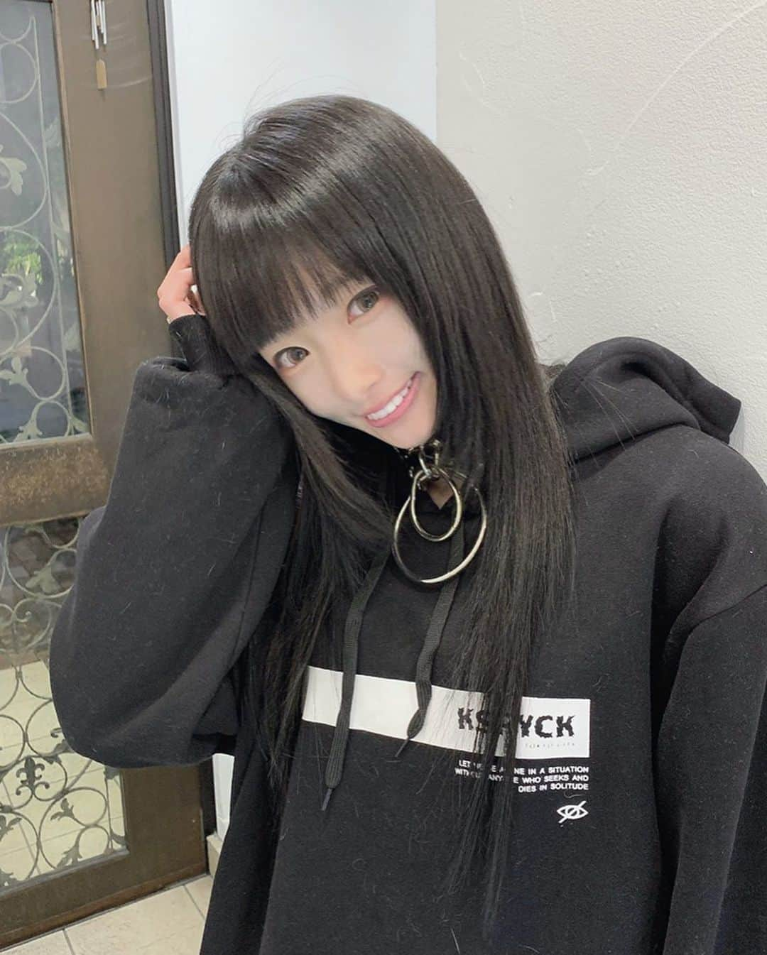 椎名ひかり（ひかりん）さんのインスタグラム写真 - (椎名ひかり（ひかりん）Instagram)「黒くしてもろた 噛み切りたいナァ〜  1枚目まゆげごくぶとにみえる  #Lewinill #Lewin #小池さん　#ウルフカット  #黒髪　#JodyBoy #懲役太郎　#囚人服  #囚人コーデ　#code #fashion #ootd #今日の私服 #今日の服 #カジュアルコーデ #私服 #コーディネート #プチプラコーデ #プチプラ#着まわし #着まわしコーデ #친구해요　#좋아요　#오오티디　#코디　#옷스타그램 #데일리룩코디 #옷　#美髪整形」3月25日 4時30分 - pikarin_shiina