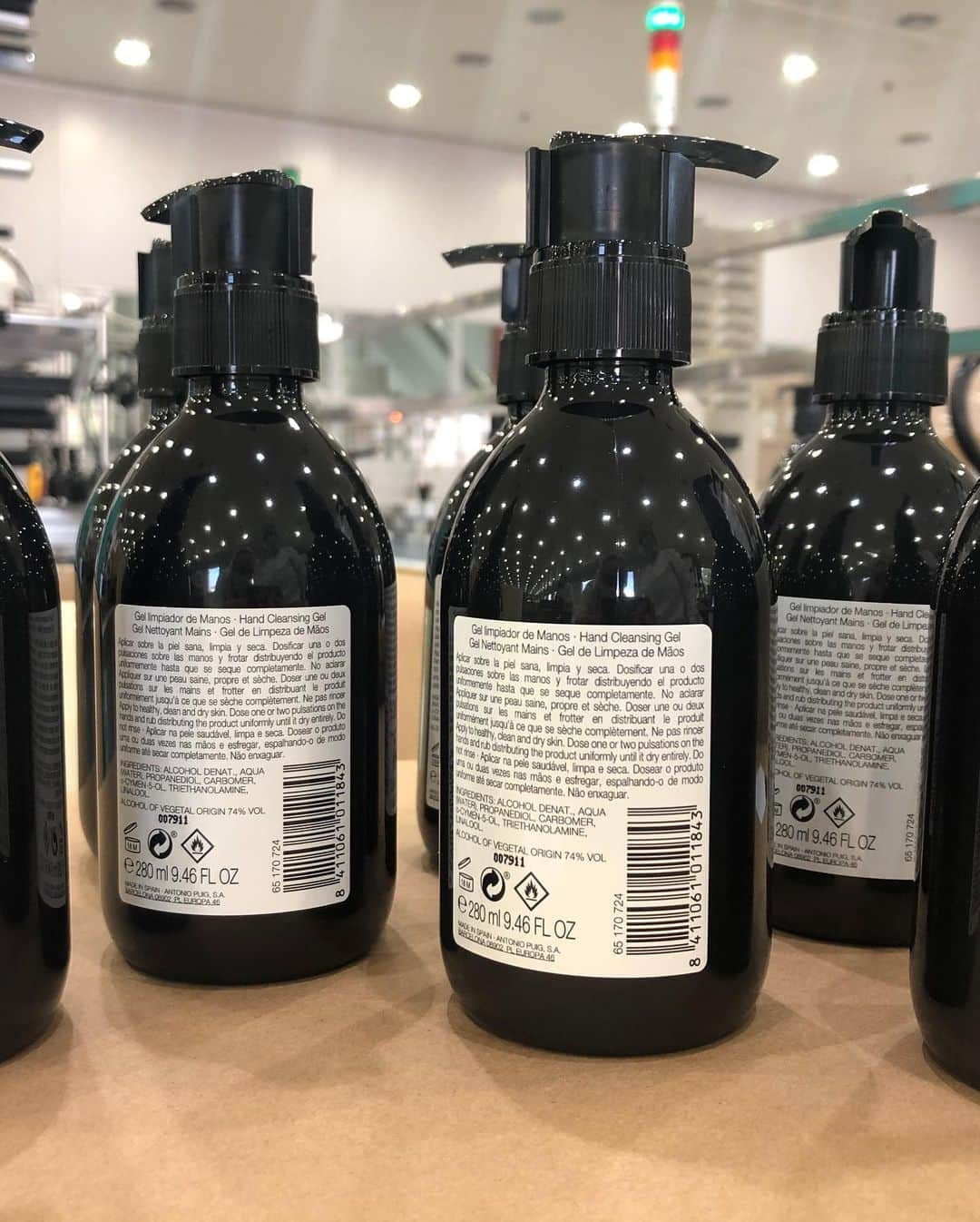 シャキーラさんのインスタグラム写真 - (シャキーラInstagram)「So proud of the positive efforts of companies in these difficult times, like my partners at Puig, who’ve turned over their perfume factory to the production of vital hand sanitizer to donate to the Spanish government. A great example of doing social good. I hope it inspires other companies.」3月25日 4時34分 - shakira