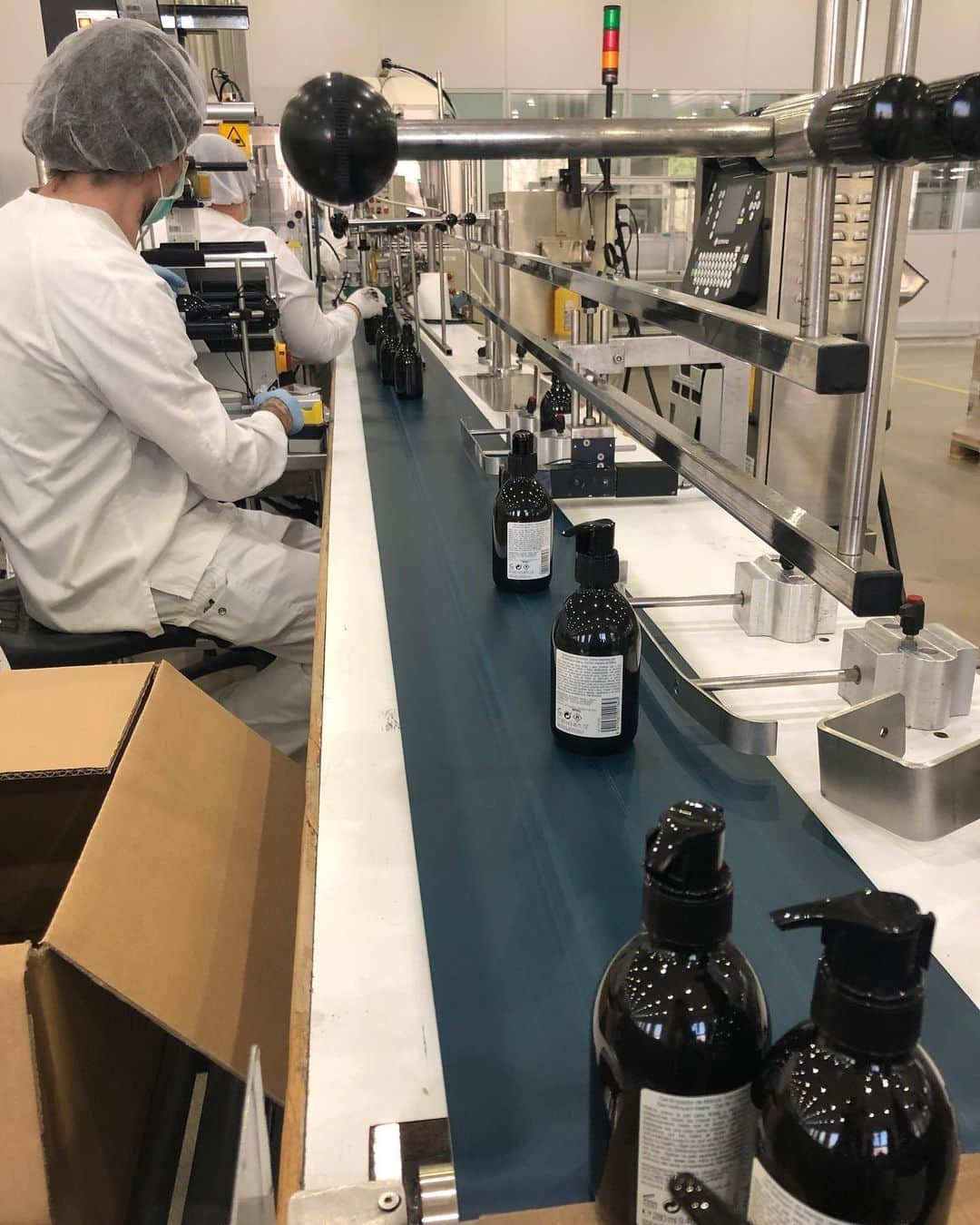 シャキーラさんのインスタグラム写真 - (シャキーラInstagram)「So proud of the positive efforts of companies in these difficult times, like my partners at Puig, who’ve turned over their perfume factory to the production of vital hand sanitizer to donate to the Spanish government. A great example of doing social good. I hope it inspires other companies.」3月25日 4時34分 - shakira