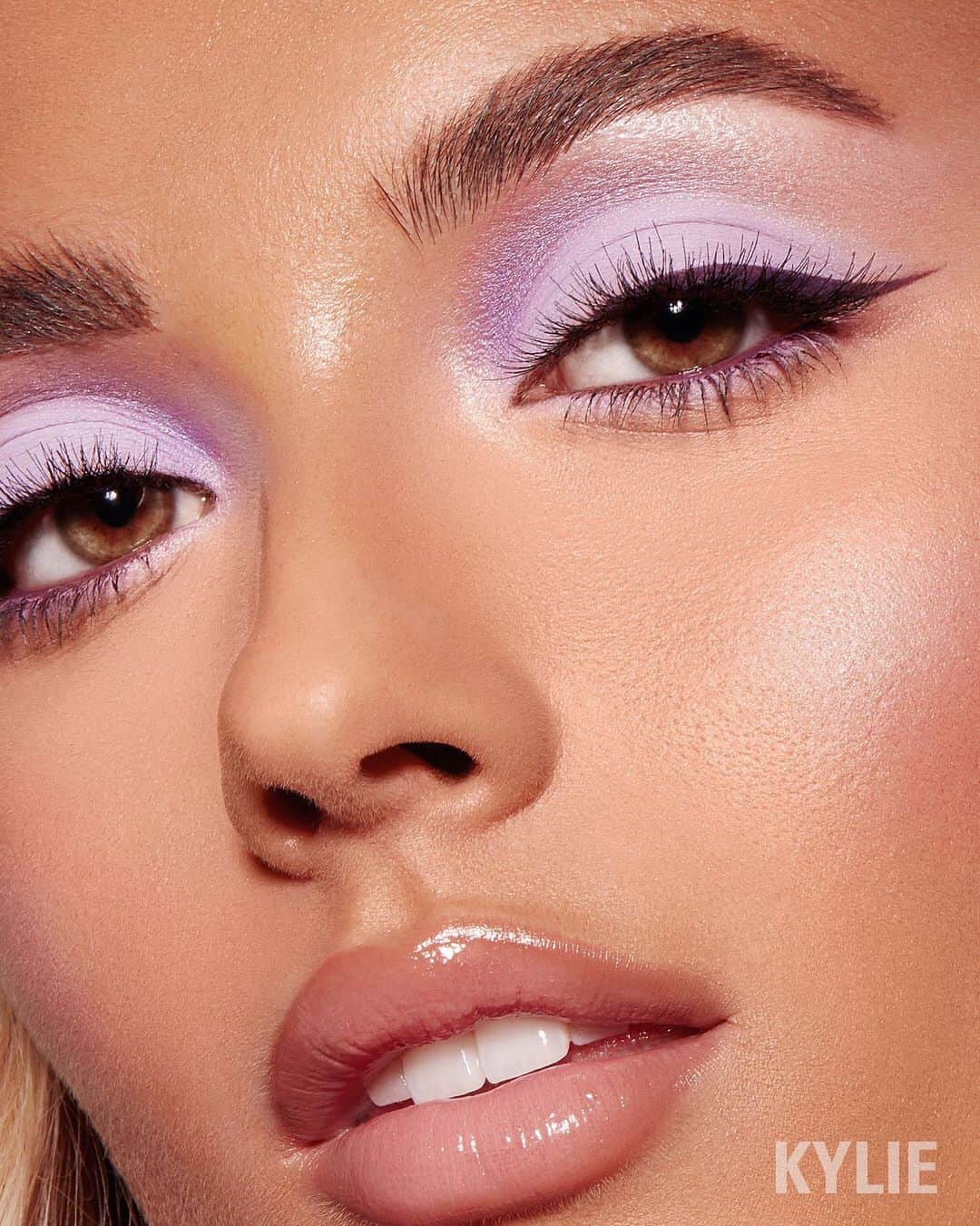 Kylie Cosmeticsさんのインスタグラム写真 - (Kylie CosmeticsInstagram)「spring vibes with our purple palette 💜🌸 30% off all Kylie palettes now on ulta.com! don't miss out on this ✨ #ultabeauty」3月25日 5時10分 - kyliecosmetics