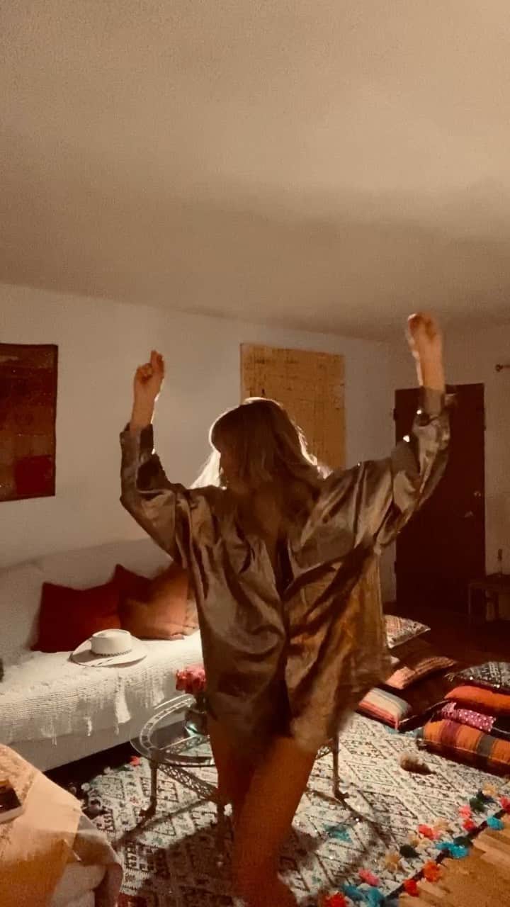 アシュリー・ハートのインスタグラム：「Dancing around like a goof, really does help take the pressure down!!! It’s amazing when you ‘set the wheels in motion’, they do turn around! Watching everyone step up and take this challenge has been the highlight of my week.🤩 Thank you to everyone who did and to @thelukecook for creating such genius. Keep them coming people. Put on the Aussie classic by John Farnham, Hashtag #pressuredownchallange and nominate another friend to be up next!!! I just love seeing everyone get out of their comfort zone, being creative (especially while all stuck at home) and above all, having a bit of fun in these challenging times. Let’s keep the vibe high! 💃🕺🏻#idareyou #setthewheelsinmotion #pressuredownchallange」
