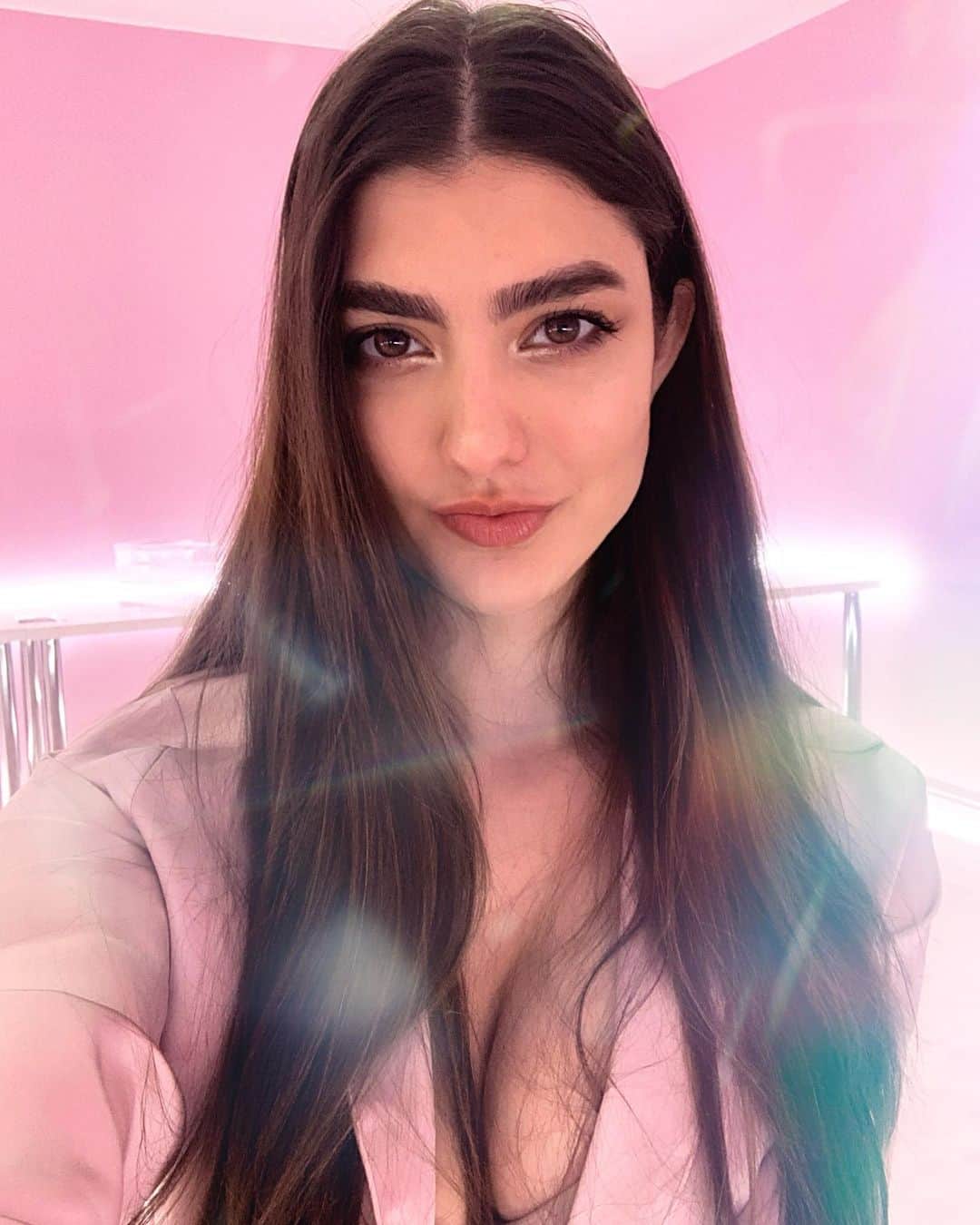 レイチェル・レビンのインスタグラム：「Day 4,629 in quarantine. This selfie took me one selfie to get. This is the first time that has ever happened. I think I’m really evolving as a person」