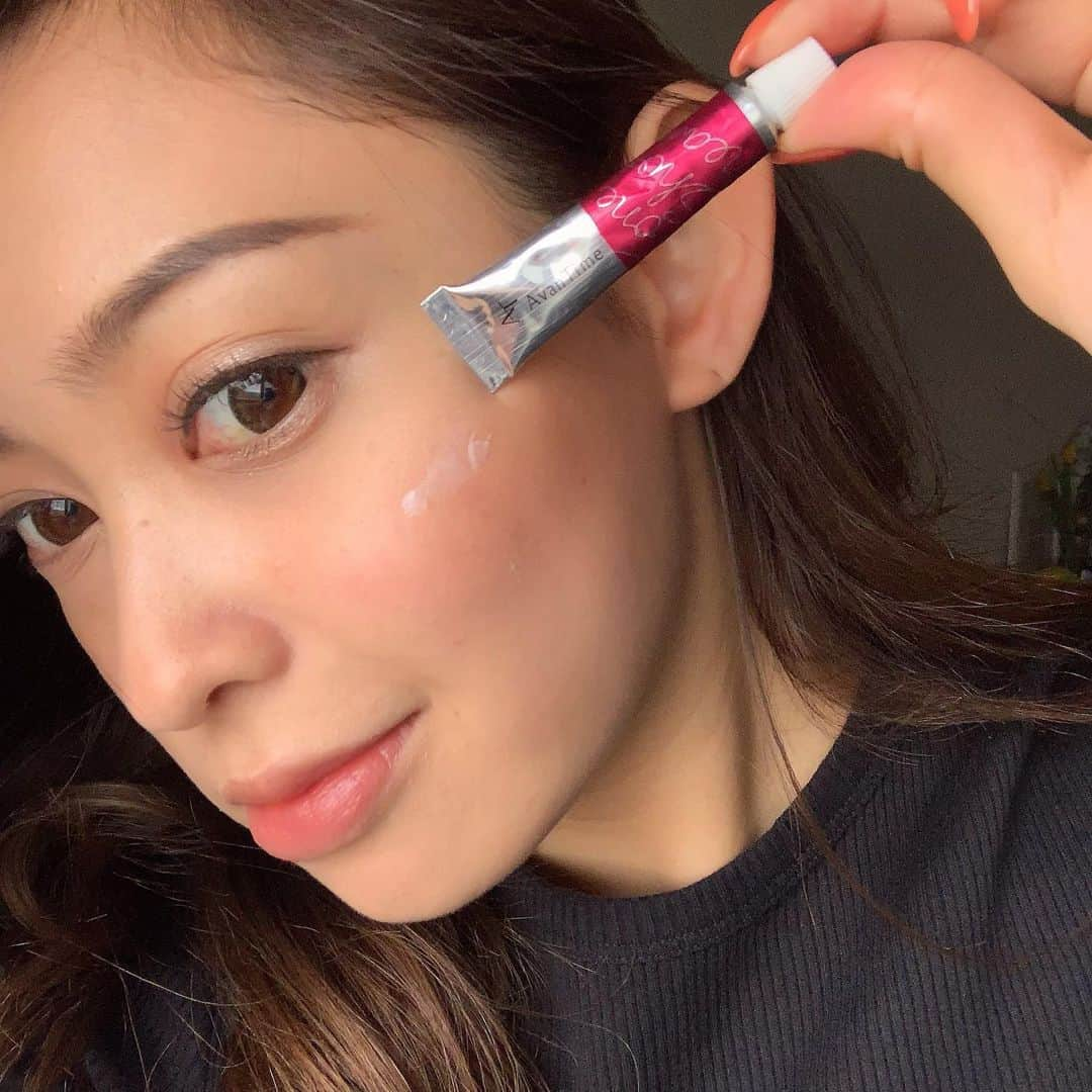 白石明美さんのインスタグラム写真 - (白石明美Instagram)「ちょっと美容について長くなります✍🏽 . . ここ最近エステやスキンケアについての投稿が急に 増えたなと思う方もいると思うのですが。。。 私も20代後半に入って"30代の自分"を考える機会が増え、 20代前半まで何も考えずに好きなだけ食べ呑み続けて 夜更かしし、たまに化粧も落とさずに寝てしまったり、 日焼け止めも塗らずに日焼けしてたりと、もぉ、、笑 好き放題やってきたおかげで、去年一気に肌や体質に 変化やトラブルが出始めたのが大きなキッカケで😅 健康や自分のカラダの調整に力をいれよう！と、🔥 . . その中の１つとして最近スキンケアに追加したのが、 「シミ対策」です。"そんなのなんとかなるでしょ" なんて言ってた私も、ついにチョンと出てきたシミに 焦りを感じ、ケアを始めたところです。😂 . このアバンタイトーンショットクリームは、 シミ対策として皮膚科でも使われている成分の" 安全型ハイドロキノン"が入ってて低刺激で安心なの😲 (肌弱くなったからさ) しっとりしたクリームタイプで、密着感があります✨ 気になる頬あたりに塗り始めました♡♡ . すぐには目に見えない効果かもしれないけど、 将来の自分のために✌🏽(最近の口癖ですね、笑) . . . . #アバンタイムクリーム #ハイドロキノン #美白 #スキンケア  #PR」3月25日 6時16分 - abyakemi