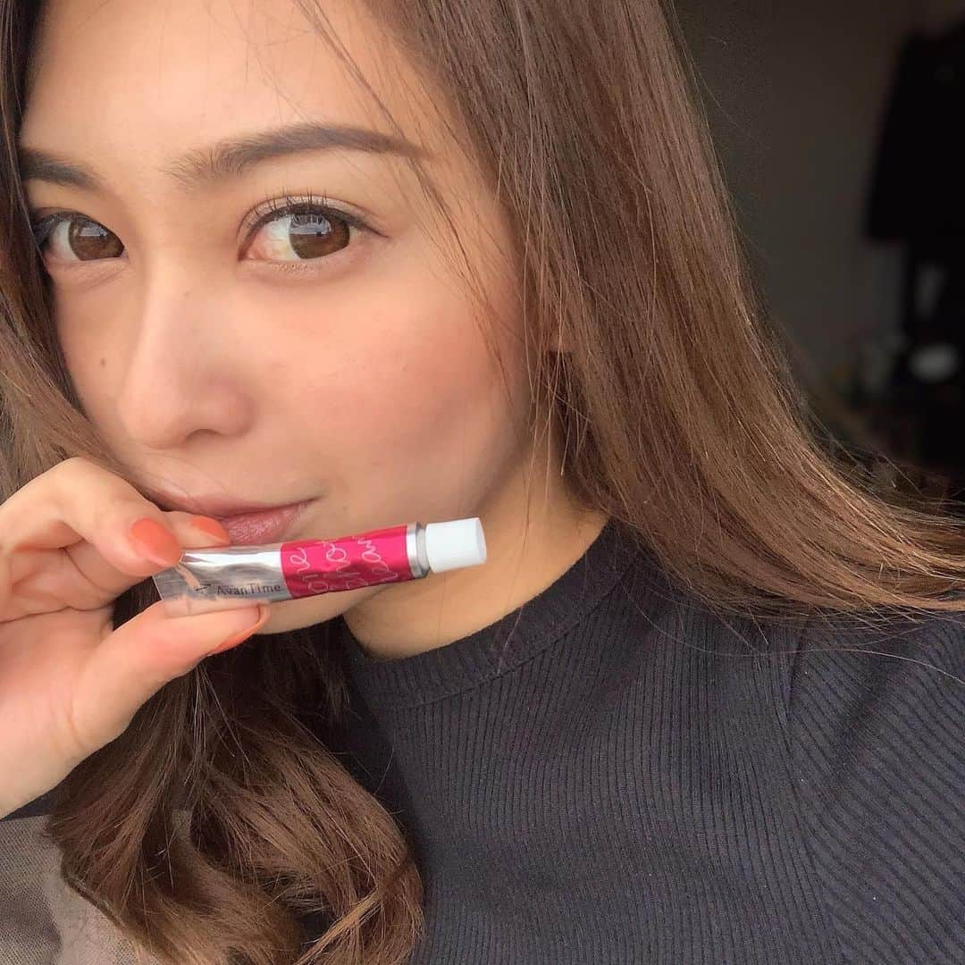 白石明美さんのインスタグラム写真 - (白石明美Instagram)「ちょっと美容について長くなります✍🏽 . . ここ最近エステやスキンケアについての投稿が急に 増えたなと思う方もいると思うのですが。。。 私も20代後半に入って"30代の自分"を考える機会が増え、 20代前半まで何も考えずに好きなだけ食べ呑み続けて 夜更かしし、たまに化粧も落とさずに寝てしまったり、 日焼け止めも塗らずに日焼けしてたりと、もぉ、、笑 好き放題やってきたおかげで、去年一気に肌や体質に 変化やトラブルが出始めたのが大きなキッカケで😅 健康や自分のカラダの調整に力をいれよう！と、🔥 . . その中の１つとして最近スキンケアに追加したのが、 「シミ対策」です。"そんなのなんとかなるでしょ" なんて言ってた私も、ついにチョンと出てきたシミに 焦りを感じ、ケアを始めたところです。😂 . このアバンタイトーンショットクリームは、 シミ対策として皮膚科でも使われている成分の" 安全型ハイドロキノン"が入ってて低刺激で安心なの😲 (肌弱くなったからさ) しっとりしたクリームタイプで、密着感があります✨ 気になる頬あたりに塗り始めました♡♡ . すぐには目に見えない効果かもしれないけど、 将来の自分のために✌🏽(最近の口癖ですね、笑) . . . . #アバンタイムクリーム #ハイドロキノン #美白 #スキンケア  #PR」3月25日 6時16分 - abyakemi