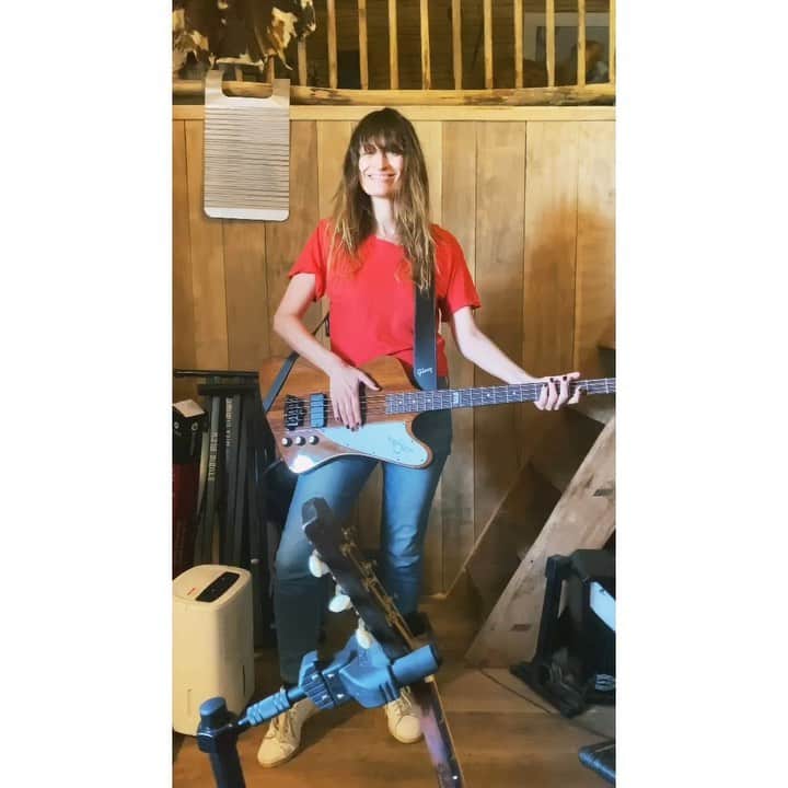 カロリーヌ・ド・メグレのインスタグラム：「Day 1 of learning the bass last Wednesday. Will update you often (as often as I want to quit)」