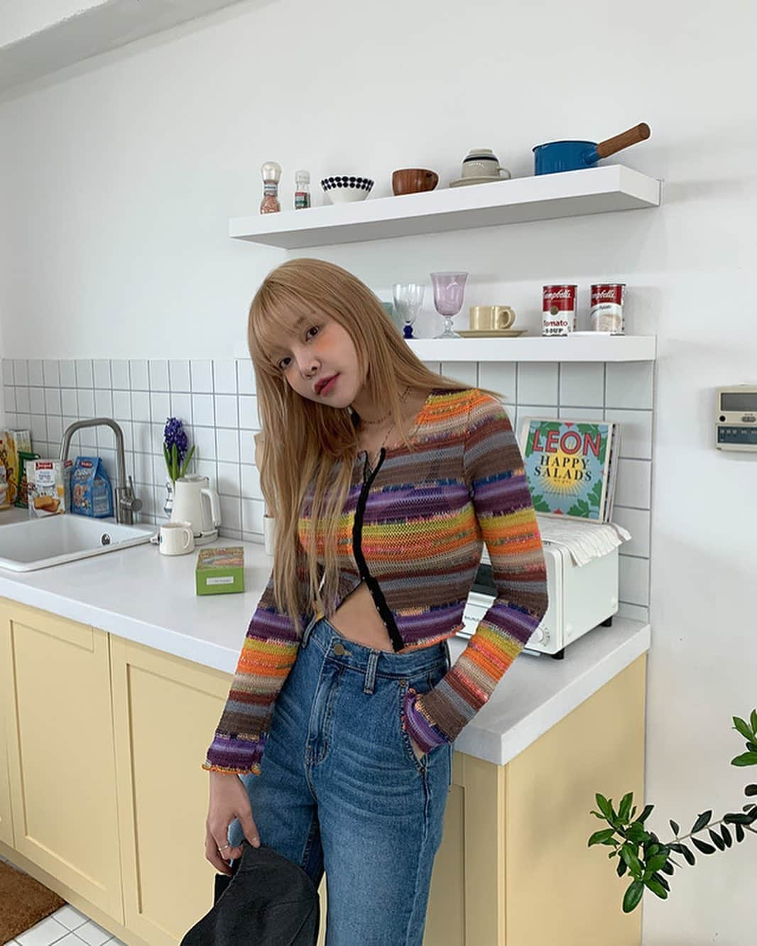 Official STYLENANDAさんのインスタグラム写真 - (Official STYLENANDAInstagram)「Today’s new item update💕 매력적인 레인보우 컬러 가디건과 자동 슬림핏 완성해주는  데님 팬츠! 신상 8% 할인중✨  #stylenanda #newarrivals」3月25日 11時54分 - houseof3ce