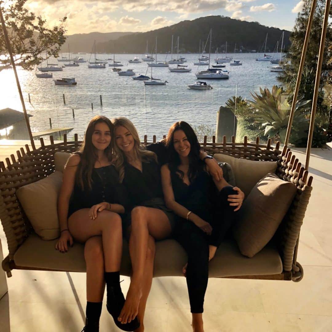 ジェニファー・ホーキンスのインスタグラム：「Gosh I’m missing my family and friends- particularly their hugs! It’s all very surreal and I hope we wake up from this terrible dream very soon!! 🙏🏽 A big virtual birthday hug to my big sister- love ya!! 💕 Also sending you all love, stay safe!! We are all in this together. x」