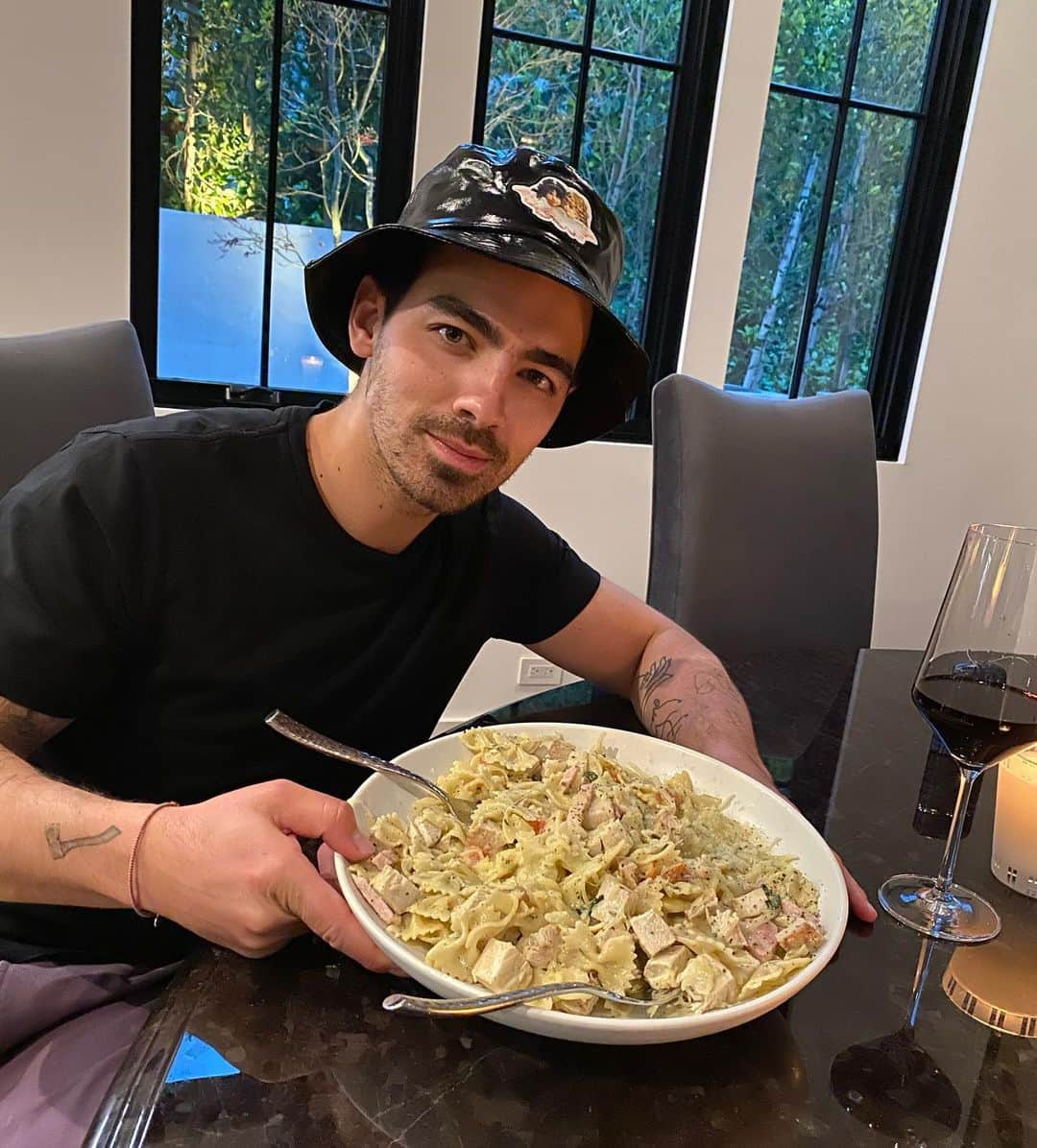 ソフィー・ターナーのインスタグラム：「One of the many benefits of marrying a good italian boy... @joejonas 😍🍝🌹 Also please may I have my hat back」