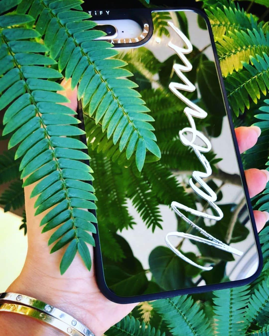 鮎河ナオミのインスタグラム：「My new mirror case from @casetify 🌴 . Smartphones are one of the places germs like to hang out the most🧟‍♀️ Free sanitizing wipes are sent with every order on CASETiFY.com. Stay safe everyone💙 . @CASETiFY のミラーケース🌴 セルフィーがもっと楽しくなりました❣️ スマホには、たくさんのウイルスが付着していると聞きますが、CASETiFYで注文1回につき、除菌シートを全員に無料でプレゼントしていて、私もゲット！ . @CASETiFY_jp #CASETiFY #CASETiFYミラーケース #StateYourCase #staysafe #selfiefun #mirrorcase」