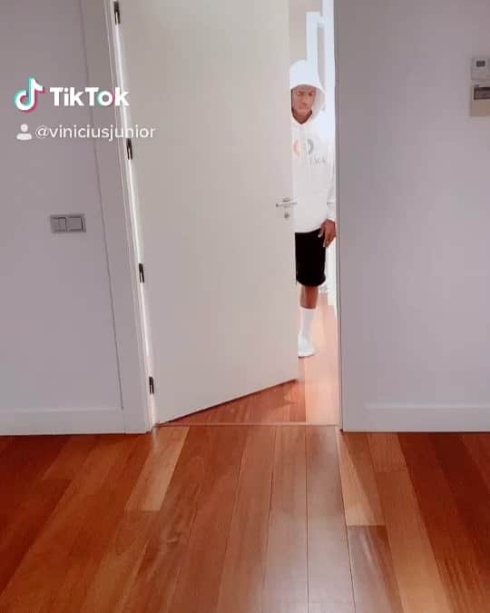 ヴィニシウス・ジュニオールのインスタグラム：「Aprendendo a usar o Tik Tok 😂 e ficou tudo bem com o Mini Vini hahahaha segue nos @viniciusjunior #Fiqueemcasa @karolg」