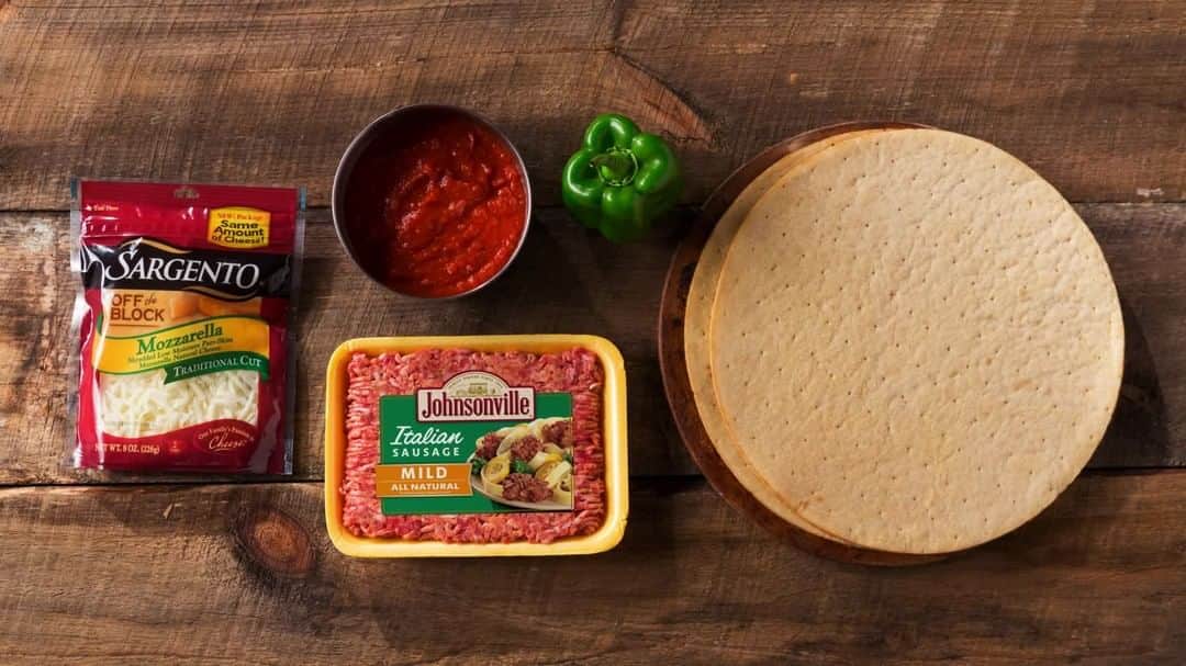 ジョンソンヴィルのインスタグラム：「You blinked and it's already dinner time... we know the feeling. Days like today call for our Easy Sausage Pizza. Only 🖐 ingredients and dinner is on the table in 1️⃣5️⃣ min.  That's a #SocialDistancingWithSausage dinner time flex.  Link to the full recipe in bio.」