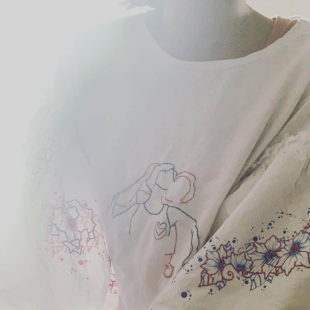 UNOさんのインスタグラム写真 - (UNOInstagram)「One Heart.One World.Free Spirit.Free World. ・ inspired by @beyondbabelshow ❤️💙 #embroidery #whiteshirt #drawing #flowers #beyondbabel  #unonofuku」3月25日 6時50分 - unoboooo