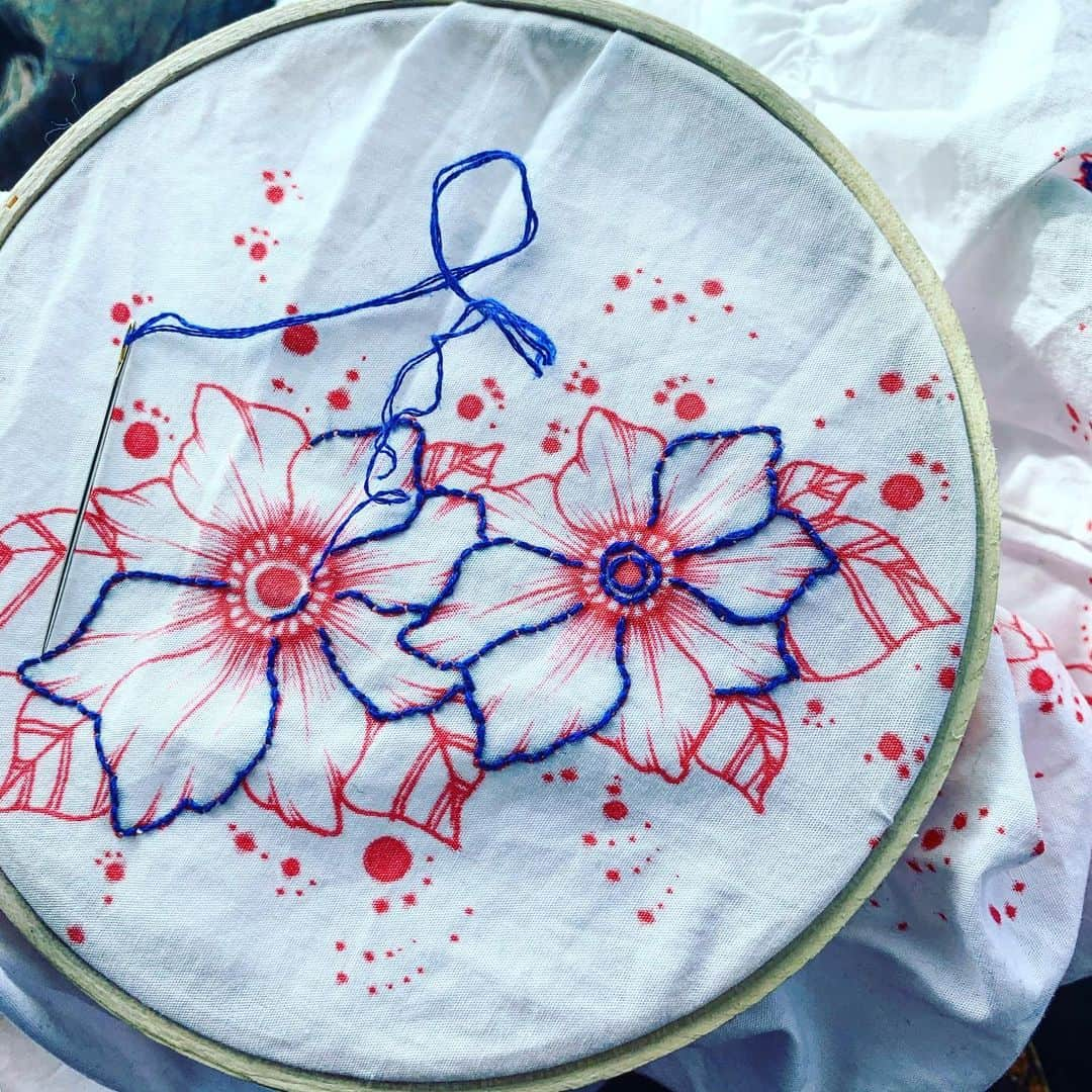 UNOさんのインスタグラム写真 - (UNOInstagram)「One Heart.One World.Free Spirit.Free World. ・ inspired by @beyondbabelshow ❤️💙 #embroidery #whiteshirt #drawing #flowers #beyondbabel  #unonofuku」3月25日 6時50分 - unoboooo