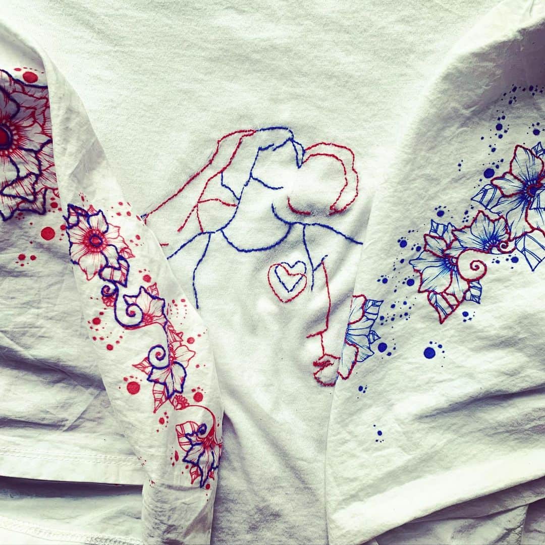 UNOさんのインスタグラム写真 - (UNOInstagram)「One Heart.One World.Free Spirit.Free World. ・ inspired by @beyondbabelshow ❤️💙 #embroidery #whiteshirt #drawing #flowers #beyondbabel  #unonofuku」3月25日 6時50分 - unoboooo