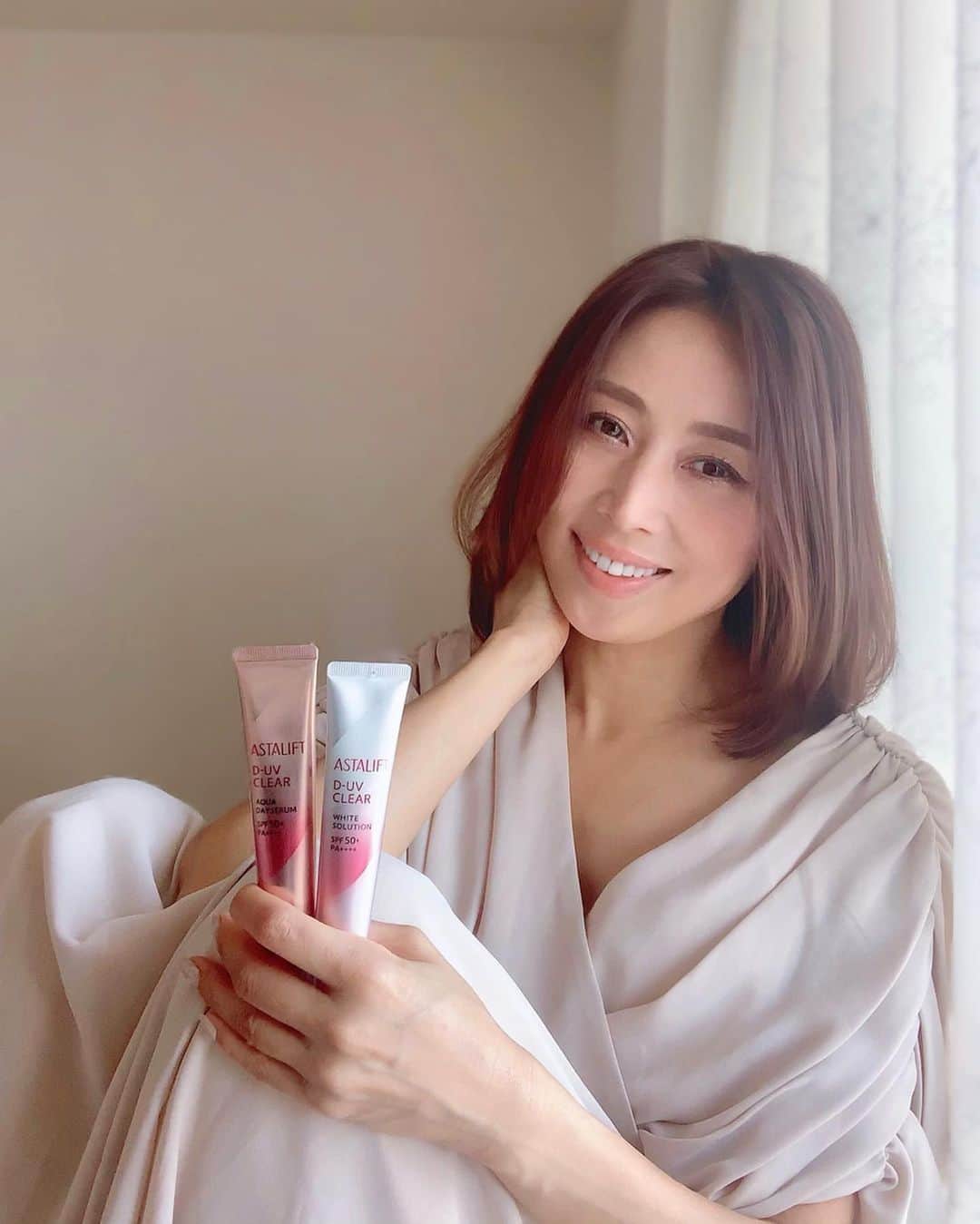のインスタグラム：「ハイヒールLOVERS Ayako⁑  紫外線が強くなる春🌸 毎日自転車乗るし、UVカットと美白ケアは欠かせない〜🚲 アスタリフトのライン使いは、頼もしい味方だよ！ 赤い美容液 ホワイト エッセンス インフィルトは毎日の美白に✨このアスタリフトの赤い色が好きだわー D-UVシリーズのUVカットは2種類あって、白い容器のホワイトソリューションは強力に紫外線がをカットしてくれるから屋外での時間が長い時に使ってるよ オレンジの容器のアクアデイセラムは2020年3月新発売！保湿効果が高くて私は普段使いはこっち♪ @astalift_japan  #アスタリフト #アスタリフト2020美白andUV #PR #宮田綾子 #美容 #美容好きさんと繋がりたい #美容好きな人と繋がりたい #美肌 #美白 #美白ケア #uvケア #uvカット #日焼け止め #下地 #化粧品 #基礎化粧品 #ベースメイク #beauty #新作コスメ」