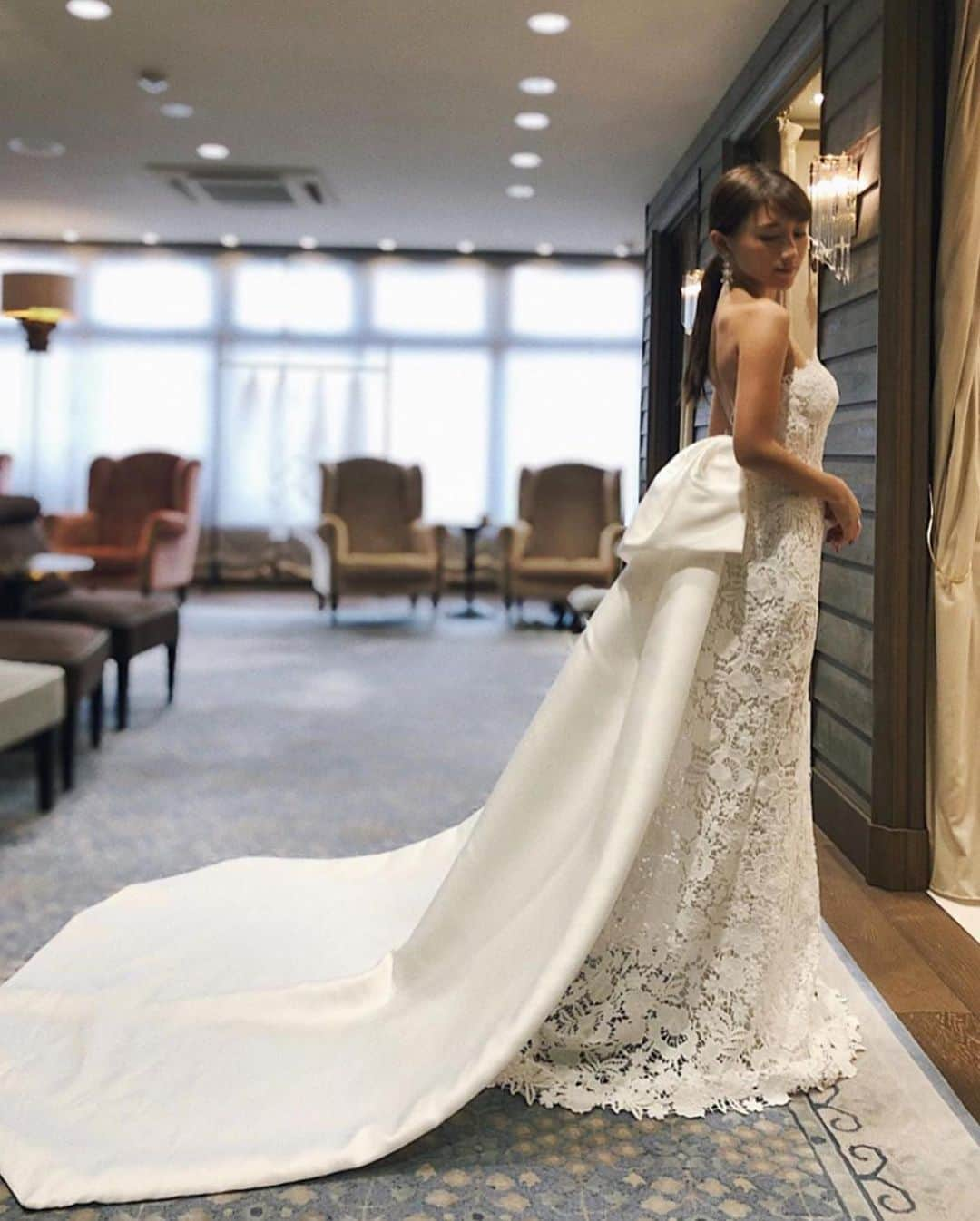 稲川千里さんのインスタグラム写真 - (稲川千里Instagram)「. . wedding dress Report 4 . @thetreatdressing . . 異素材の組み合わせが新しく、素材といいシルエットといいdesignがドンピシャに好きだった一着❤️ 少し前に載せたAntonioのスレンダーなものと最後まで迷い抜いたものでした🕊 前にも載せたのですが、綺麗に整理したいので再投稿✨ . お腹ぽっこりでも着たいくらいに素敵ですが、ウエストの調整が出来ないのでマタニティ後期には難しい😓 . #weddingdress #thetreatdressing #chii_wedding」3月25日 7時00分 - chiicamera