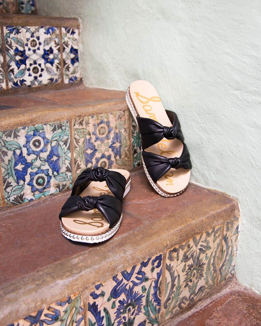 サムエデルマンのインスタグラム：「Slide right in to the #Alyse #SamEdelman」