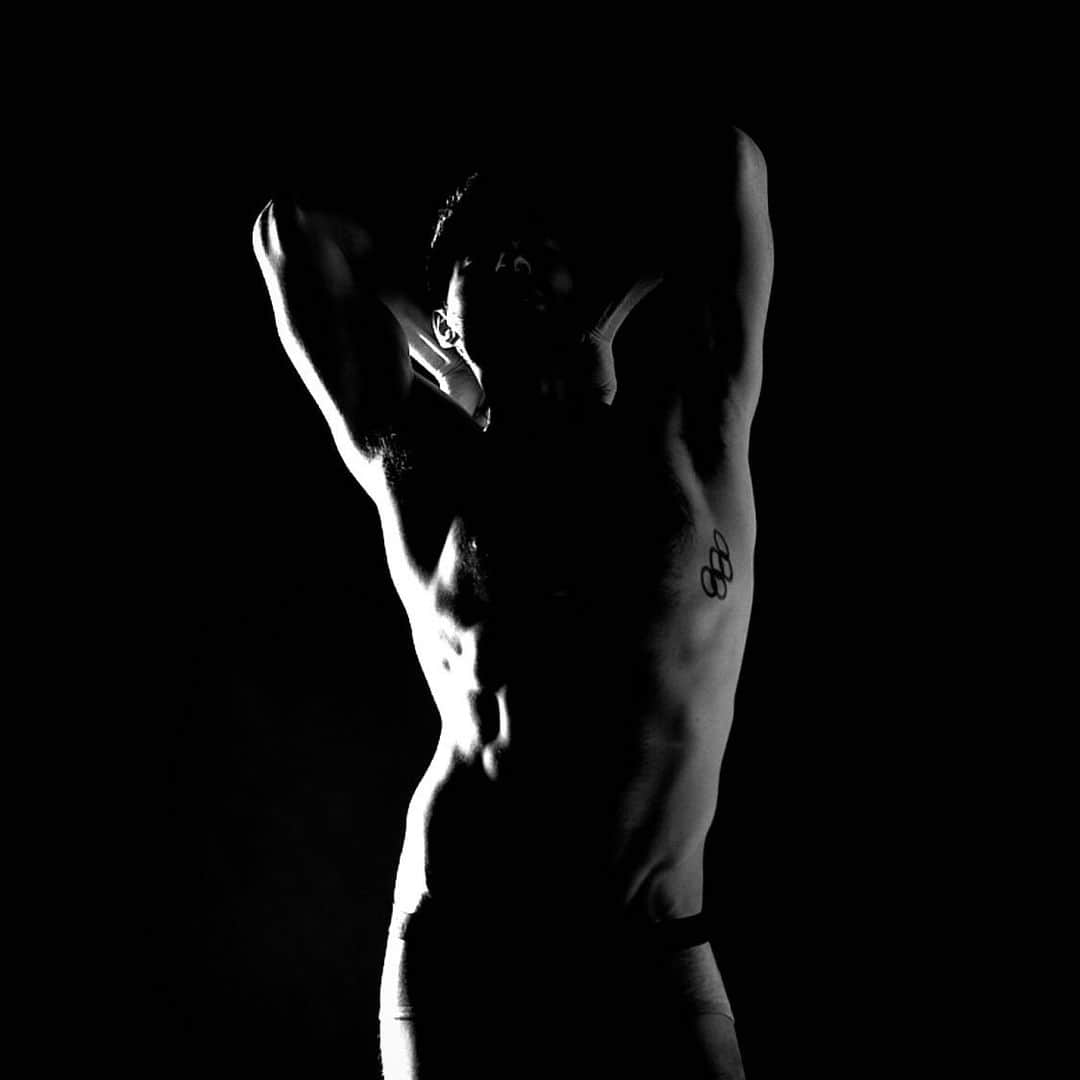 エリック・ラドフォードのインスタグラム：「Thank you for keeping your distance. #isolation #photoshoot #malemodel #fitness #gayfit #gay #olympian #staysafe」