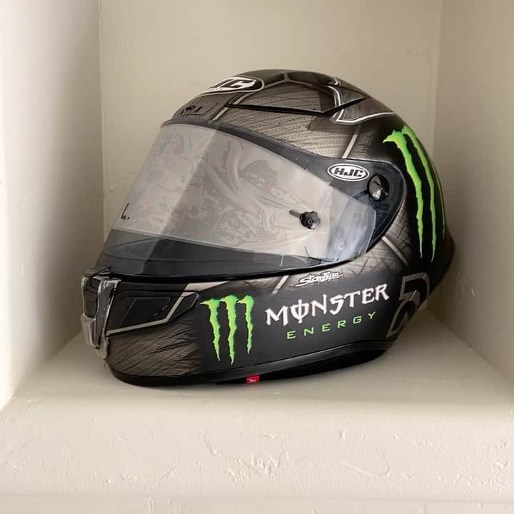 カル・クラッチローのインスタグラム：「3 @hjchelmets specials from 2019. Batman Germany, 35 Barcelona, and ‘The stone’ Silverstone … @hjchelmets @monsterenergy @motogp 😍」