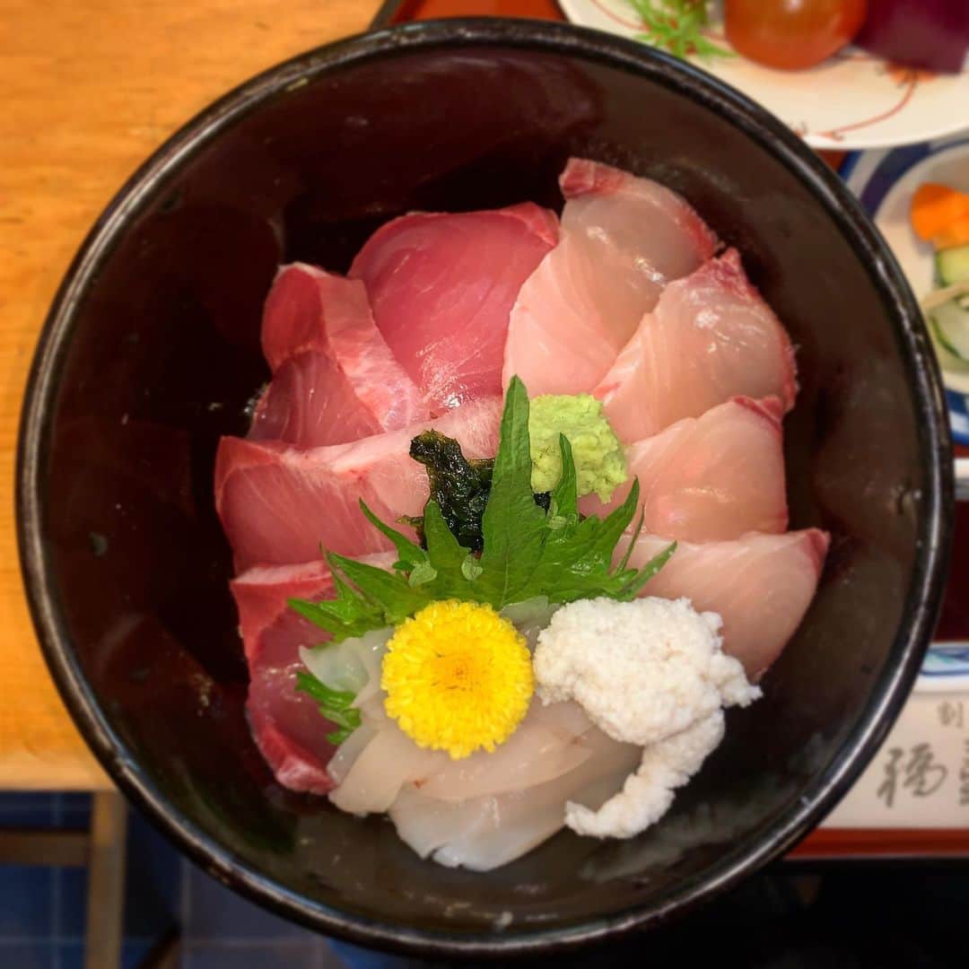 池内万作さんのインスタグラム写真 - (池内万作Instagram)「昨日は福寿司で海鮮丼を。 たまらんっす♪ 暖かくなって魚の種類もたくさんあったから、今度は地魚握りも食べなければ！ #イケウチ家のグルメ旅」3月25日 7時28分 - mandeshita