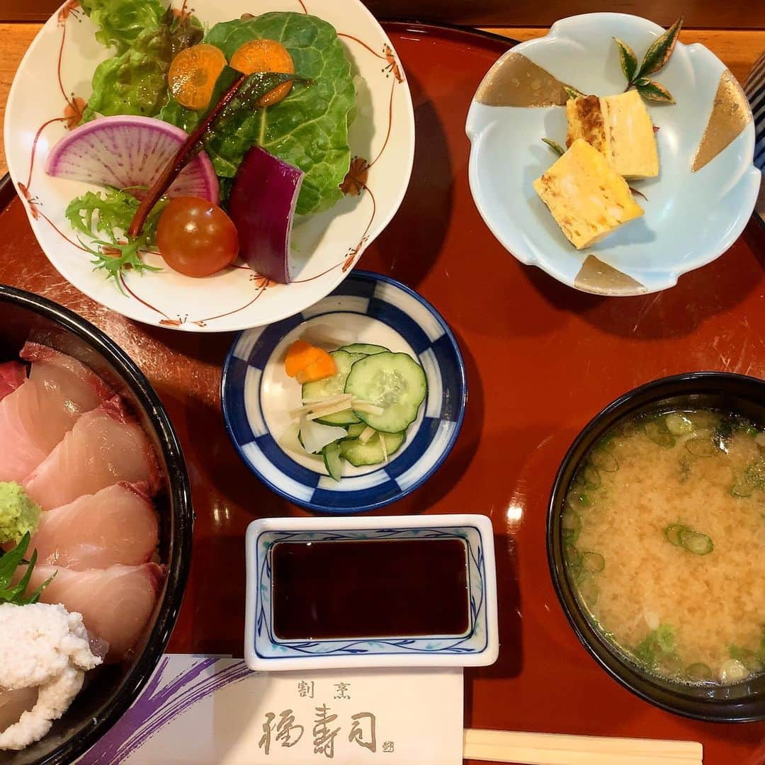 池内万作さんのインスタグラム写真 - (池内万作Instagram)「昨日は福寿司で海鮮丼を。 たまらんっす♪ 暖かくなって魚の種類もたくさんあったから、今度は地魚握りも食べなければ！ #イケウチ家のグルメ旅」3月25日 7時28分 - mandeshita