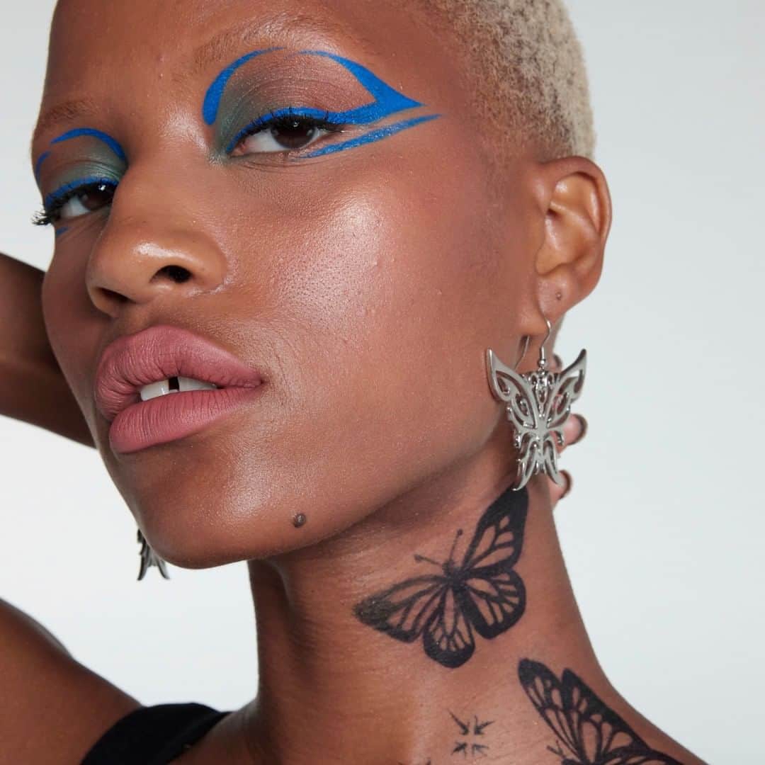 NYX Cosmeticsさんのインスタグラム写真 - (NYX CosmeticsInstagram)「Need some liner inspo? 💭✔️ Pro MUA @amberdmakeup slaysss this electric graphic liner on @dejamonett using our #EpicWear Liquid Liner in 'Sapphire' ✔️💙 @soto.gang completes the look with butterfly ink using the shade 'Black' 🦋 Which shade from the collection are you lovin'? ✨ || #nyxcosmetics #nyxprofessionalmakeup #crueltyfreebeauty」3月25日 7時28分 - nyxcosmetics