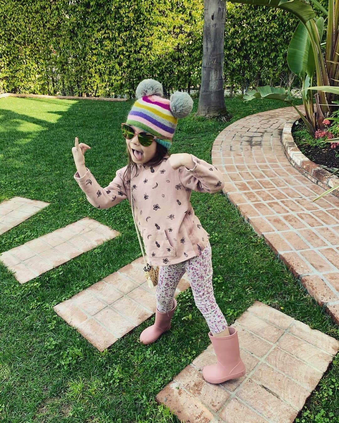 オデット・アナブルのインスタグラム：「She dresses herself now.」