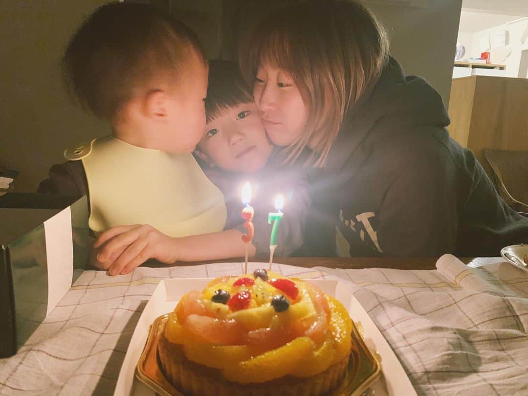 花盛友里のインスタグラム：「昨日37歳になりましたー！ わー！ サーティセブーン！ 千疋屋のフルーツタルト買ってきてくれた。 夜ご飯はケンタッキー！（我が家は何かあるといつもケンタッキー）  今までで1番てんてこまいな日々を送っております。 これぞ青春。  この写真たち、よく見ると長男がずっと次男の手を握ってるんだけど、理由は「ろうそく触るとあぶないから」です。 最後の写真、早く食べたくって次男がケーキにロックオンされとる笑  37チャイもどうぞよろしくお願いいたしますー！」