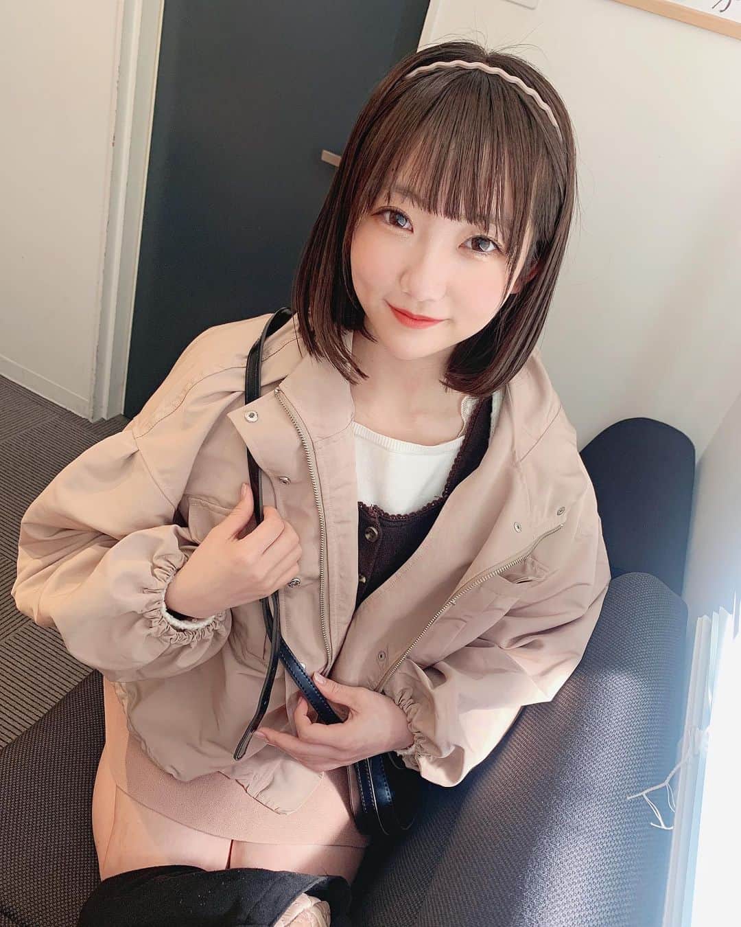 夏川愛実のインスタグラム：「﻿ 今の髪の毛の感じお気に入りすぎ😂✌💗️﻿ ﻿ ﻿ #ショートボブ#ボブヘア#ボブヘアアレンジ﻿ #ボブカット#暗髪#美容院#名古屋#名古屋サロン﻿ #カラー#ヘアカラー#グレージュ#ボブ#ボブアレンジ  #カチューシャ#カチューシャアレンジ#耳かけボブ ﻿」