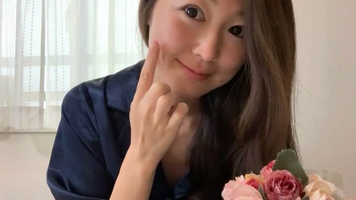 花田浩菜のインスタグラム：「妊娠中からそうですが、、 #産後の肌トラブル の中でも気になるのはシミ😭😭 2人目出産する際には入院した日には無かったところに退院の日には娘と共に新たなシミも浮き出てきたのか？新たなシミとご対面しての退院となりました😭😅🤣悲しい。。 . #シミ対策 として抵抗できることは最近色々試していますが、最近は、3月25日に発売される新商品✨『アバンタイム トーンショットクリーム』を頂き💚 夜のケアに新たにプラスして使い始めました😊 . . アバンタイム トーンショットクリームは肌の気になるポイントを集中ケアできる、美容クリーム🙌 皮膚科でも処方されている安定型ハイドロキノン(SHQ-1®)が5%配合されているそうで！ 全国の病院や調剤薬局で処方されている配合量は3〜5％が一般的ということらしく、やはり処方薬としても使われている成分には信頼を置いてしまう私🙌笑 . ハイドロキノンを塗った肌は紫外線の影響を受けやすい状態になっているらしく、これを塗ったあとに外出する際は必ず日焼け止めを使用したほうが良い注意書きもあるくらいなので、夜のスキンケア後、1番最後に使っています🌙💕 . 動画で使い心地をのせてみたのですが、 クリームタイプなので肌の気になるピンポイントにも塗りやすい😊 私は特に気になる頬上の部分に叩き込むようにトントンして馴染ませています😊 この部分、シミだかそばかすだらけなんです😭憎きシミたち、、薄くなれー！ ストーリーにも乗せたので、気になる方はそちらもチェックしてみて下さいね😌💚 . . #アバンタイムクリーム #ハイドロキノン #美白 #PR #Matt #シミ対策#ニキビ跡 #スキンケア #美容 #ママ美容 #おうち美容 #おこもり美容 #美容好きな人と繋がりたい  #集中ケア #男の子ママ #女の子ママ #2児ママ #happy #happydays」