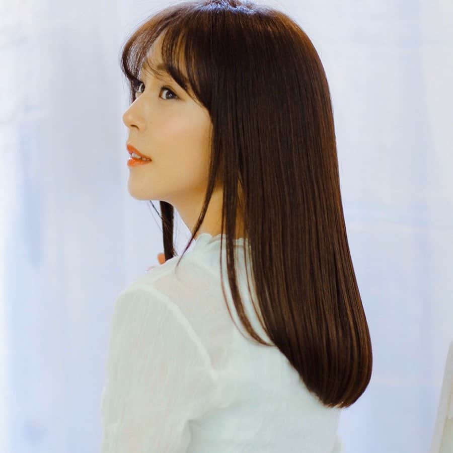 のインスタグラム：「本気通いしてる美容サロンは、、 スワイプしてね▶︎▶︎▶︎ ・ ・ ハイライトに残してます🙆‍♀️ （4つ目の画像参考にしてください） ・ ・ ちなみに現在クマ治療をしてて、 昨日は2回目を いつもお馴染み @ebisu_beauty_clinic  @horie_yoshiaki に してもらってきました🙆‍♀️ ・ ・ こちらは炭酸ガスで血流を良くし、 ちょっとずつクマを改善していくものになります🙆‍♀️💓 ・ ・ 昨日ストーリーに載せたら クマでお悩みの方多くて、 だよね！だよね！と思いました🥺💓 ・ ・ こちらは整形ではないので 一度でがっつり変化はおきないのですが、 小さな頃からの大敵黒クマちゃんが薄くなるのが目標です✊ ・ ・ ・ ・ ちなみに 髪のケアもここ最近は本当に重要視してて、 こちらもいつもお馴染み @jas_kami に @tokio_inkarami  のハイパーTOKIOの方を 定期的にしてもらってます🙆‍♀️ ・ ・ これをするようになってから 美容師さんに髪褒められるようになって、 そのたびにうふふ🙊💓 と思ってます！ ・ ・ トリートメントのおすすめは？ の質問もよく頂くんですが、 ダメージ多めな髪なわたしには オージュアとTOKIOが1番すきかもです🐶💭 ・ ・ 同じくハイライトにまとめてるので 参考になりますように💐 ・ ・ ということで、 今回はがっつりガチおすすめ特集でした🤗✨ ・ ・ ・ 10年前は化粧品やお洋服、ネイルなど 着飾る方にお金を使ってたけど、 今はメンテナンスが大事だなぁと 思う年齢になりました😂💓 楽しく歳を重ねたいです🐶✨ ・ ・ ・ #恵比寿美容クリニック  #クマ治療 #りーまる美容  #TOKIOトリートメント #銀座サロン ・ ・ ・ #りーまる #サロンモデル #インフルエンサー #フリーモデル#撮影データ #撮影モデル募集 #広告モデル #ポートレートモデル #被写体#カメラマンさんと繋がりたい#美容クリニック #美容外科 #美容皮膚科 #美容整形 #美容整形外科 #女子力アップ#美容好きな人と繋がりたい #美容垢#美容オタク#美髪ケア #美容クリニック#透明感#オージュア#透明感#アラサー女子 #プチプラコーデ  #韓国好きな人と繋がりたい」