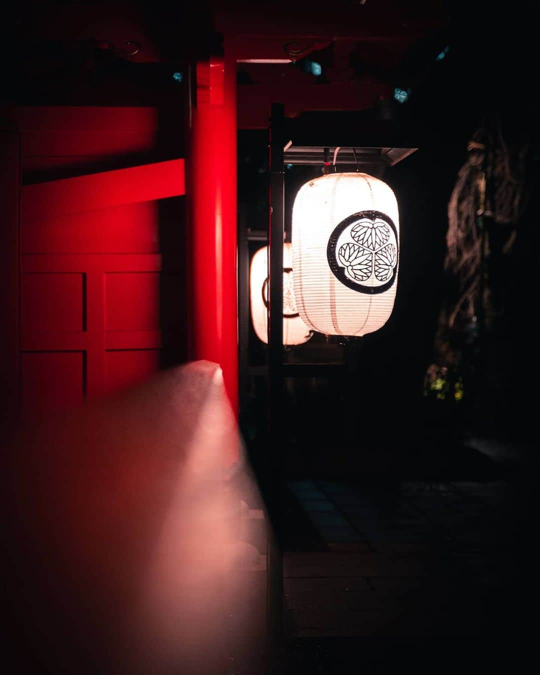 Joshさんのインスタグラム写真 - (JoshInstagram)「Simple, quiet nights when no one comes to pray at the shrine. . . . . . #東京 #東京カメラ部 #日本 #写真部 #ourmoodydays #streetframe #streetclassics #streets_vision #urbanromantix #urbanandstreet #citygrammers #killyourcity #discoverjapan #discovertokyo #streetmobs  #japan_vacations #urban_shutter #tokyocameraclub #streetdreamsmag #night_owlz #citykillerz #street_focus_on #streetgrammer #visitjapanjp #explorejapan #fatalframes #agameoftones #rawurbanshots #igjapan #shrine」3月25日 9時05分 - joshtaylorjp