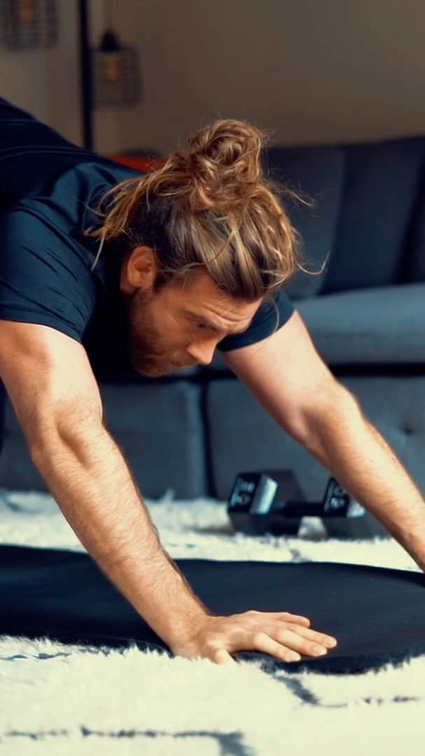 モデル、ブロック・オハーンのインスタグラム：「#stayhome I haven’t been able to train like I normally do, eat how I normally eat and I realized I still have full control over what I choose to do with my time. So with all that’s going on I’m challenging myself to do as many pushups as I can until I can hit 100 pushups without stopping. This is day 1! No Excuses. Just Focus and dedication. 👊🏽 Challenge yourself to do something you’ve never done before. And everybody please stay safe and healthy ❤️ were going to get through this but we’ve got to make the right choices.. together! 🙏🏽」