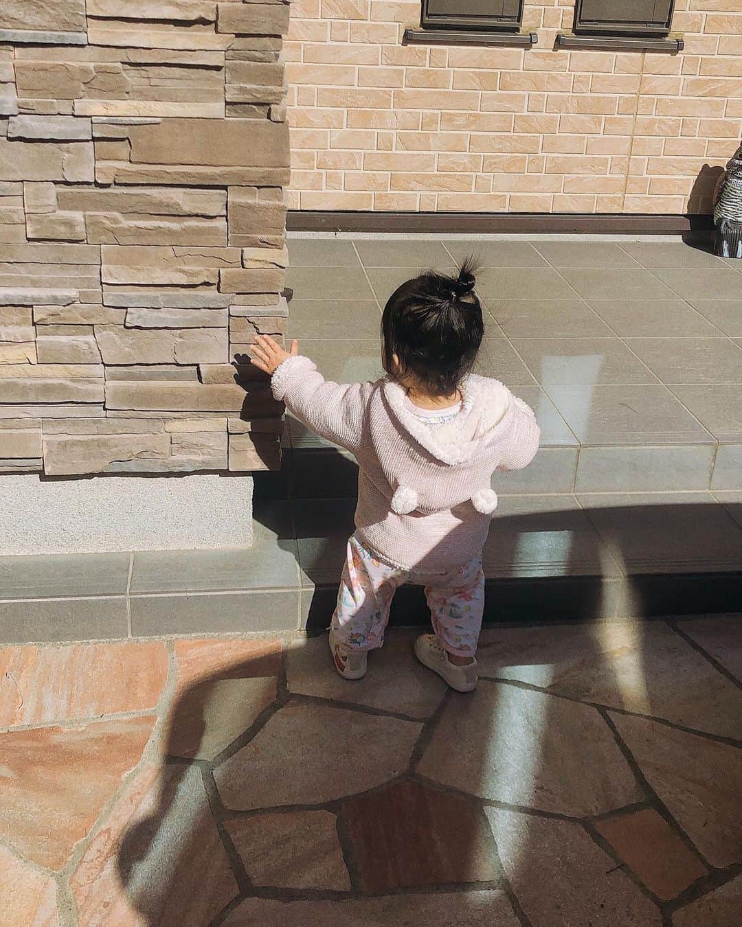稲川千里さんのインスタグラム写真 - (稲川千里Instagram)「. . おうちの周りをあさんぽ🐰 歩けるようになってから歩きたいが止まらない🦶🏻💕 #実家 #あさんぽ #1歳3ヶ月 #女の子ベビー #パジャマ #babygirl #babyfashion #nina_1209」3月25日 9時26分 - chiicamera