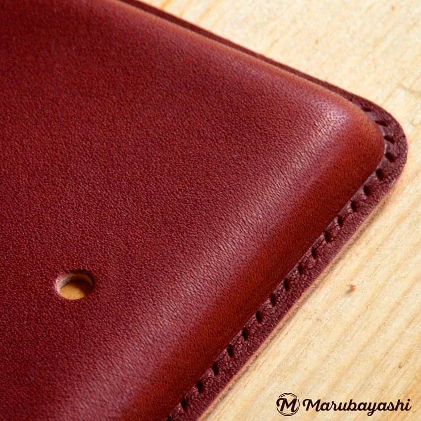 MARUBAYASHIさんのインスタグラム写真 - (MARUBAYASHIInstagram)「* 革絞りの名刺入れ １回の絞りで２つ分の革を絞っています。  #革絞り #ウェットフォーミング #名刺入れ #カードケース #レザークラフト #leathercraft #leatherworks #革好き #loveleather #leatherdesign」3月25日 9時38分 - takahiro_marubayashi