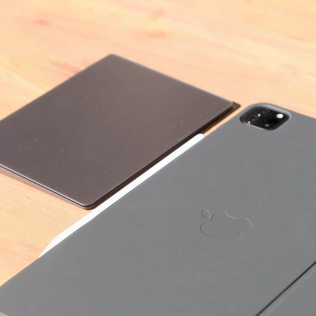 松村太郎のインスタグラム：「New Smart Keyboard Folio for #iPad Pro Late 2018 or later has #Apple logo on the back. Not “a mysterious gray rectangle” any more.」