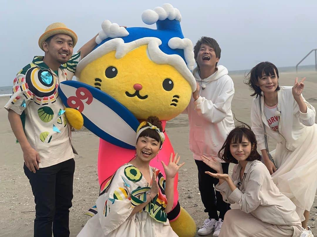 花香芳秋のインスタグラム：「先日ケーブルネット296のロケで 千葉県九十九里町に行ってきました🤗 風が強かったけど💦 食べ物美味いしサイコーでした😊 #296 #ご当地キャラバン #九十九里町 #また行きたい」