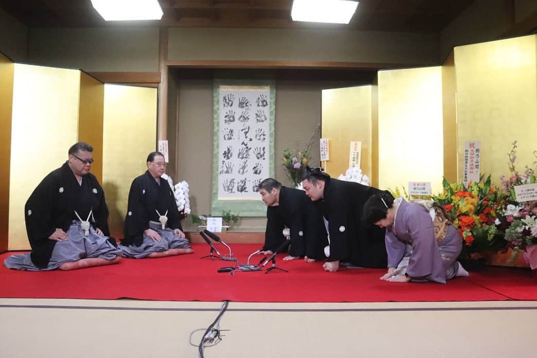 日本相撲協会さんのインスタグラム写真 - (日本相撲協会Instagram)「新大関！朝乃山﻿ 本日3月25日、5月場所の番付編成会議と理事会を開き、朝乃山の大関昇進が決定しました。﻿ ﻿ 伝達式の様子。 ﻿ 使者の出羽海親方と千田川親方の伝達を受ける、朝乃山と高砂親方夫妻。 ﻿ ﻿ 朝乃山は「謹んでお受けいたします。大関の名に恥じぬよう相撲を愛し、力士として正義を全うし一生懸命努力します。本日は誠にありがとうございました」と口上を述べました。﻿ ﻿ 伝達式後の記者会見。「昨年の優勝で自信がついた。もう一つ(上の)番付があるので、それを目指して頑張ります。尊敬され、目標とされるような大関になりたい。」﻿ ﻿ @sumokyokai ﻿ #sumo #相撲 #新大関 #朝乃山 #富山県 #伝達式 #大関昇進」3月25日 9時54分 - sumokyokai