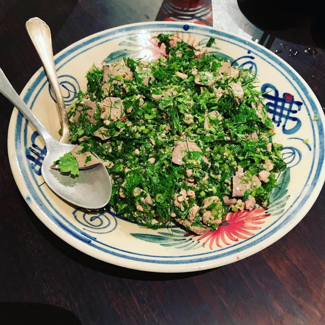 志摩有子さんのインスタグラム写真 - (志摩有子Instagram)「食いしん坊が集まって、久しぶりのアンドシノワーズ。カンボジア、ラオス、ベトナムのインドシナの国々の料理を今宵も堪能。春らしく野菜多めで軽やか。舞台バラと鯉の煮込みや自家製ソーセージとドラゴンフルーツ、写真ブレていてポスト断念。無念なり。」3月25日 9時58分 - ariko418