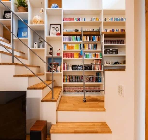 コラボハウス一級建築士事務所さんのインスタグラム写真 - (コラボハウス一級建築士事務所Instagram)「.⠀⠀⠀⠀⠀ 階段横の壁を本棚にしました。⠀⠀⠀⠀⠀ 階段の段差を腰掛けにすれば⠀⠀⠀⠀⠀ ちょっとしたブックカフェのようです。⠀⠀⠀⠀⠀ .⠀⠀⠀⠀⠀ 家族の思い出の品や雑貨を飾る⠀⠀⠀⠀⠀ ディスプレイ棚としても活用できます。⠀⠀⠀⠀⠀ .⠀⠀⠀⠀⠀ 他にも沢山のお家を⠀⠀⠀⠀⠀ ホームページの施工例でご紹介しています。⠀⠀⠀⠀⠀ ⠀⠀⠀⠀⠀ @collabo_house　からご覧ください。⠀⠀⠀⠀⠀ #本棚#階段#階段壁#スケルトン階段#はしご#スキップフロア#無垢床#ナラ#スチール手摺#雑貨#ディスプレイ棚#漫画#小説#文庫本#北欧雑貨#自分らしい暮らし #デザイナーズ住宅 #注文住宅新築 #設計士と直接話せる #設計士とつくる家 #コラボハウス #インテリア #愛媛 #香川 #新築 #注文住宅#マイホーム」3月25日 10時00分 - collabo_house