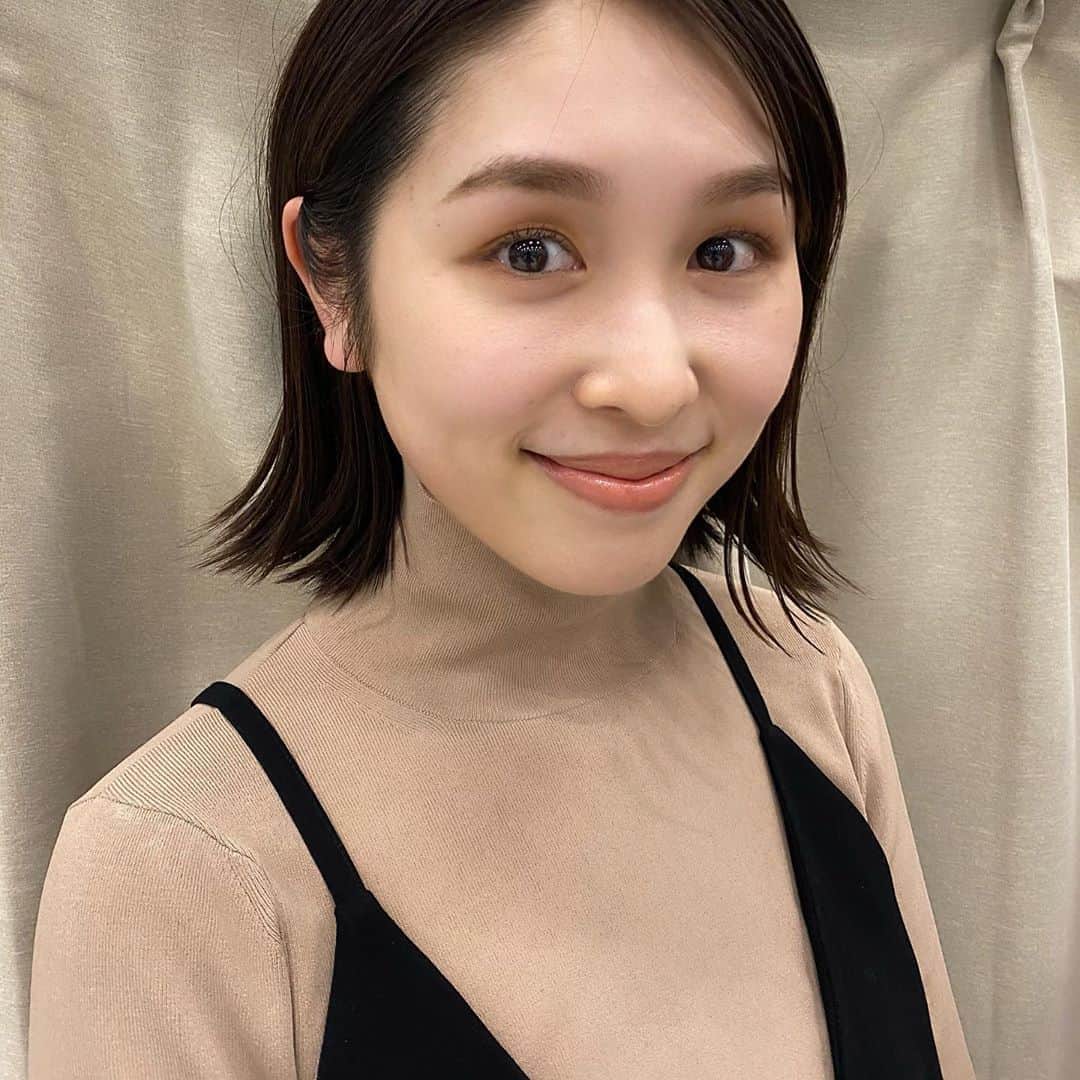 成田沙季のインスタグラム：「３月も終わりに３月初投稿になってしまいました、、、申し訳ありませんっ🙇‍♀️笑 今日の撮影メイクです💄 メイクさんに撮ってもらいました♡ おでこ出し外ハネヘアにオレンジブラウン系メイク🍊 いつも時間を忘れるくらい楽しく撮影させて頂いて本当に本当に感謝です💛 #撮影 #メイク #メイクアップ  #オレンジメイク  #オレンジブラウン  #オレンジベージュ  #オレンジリップ  #ヘアアレンジ  #ヘアスタイル #ヘア」