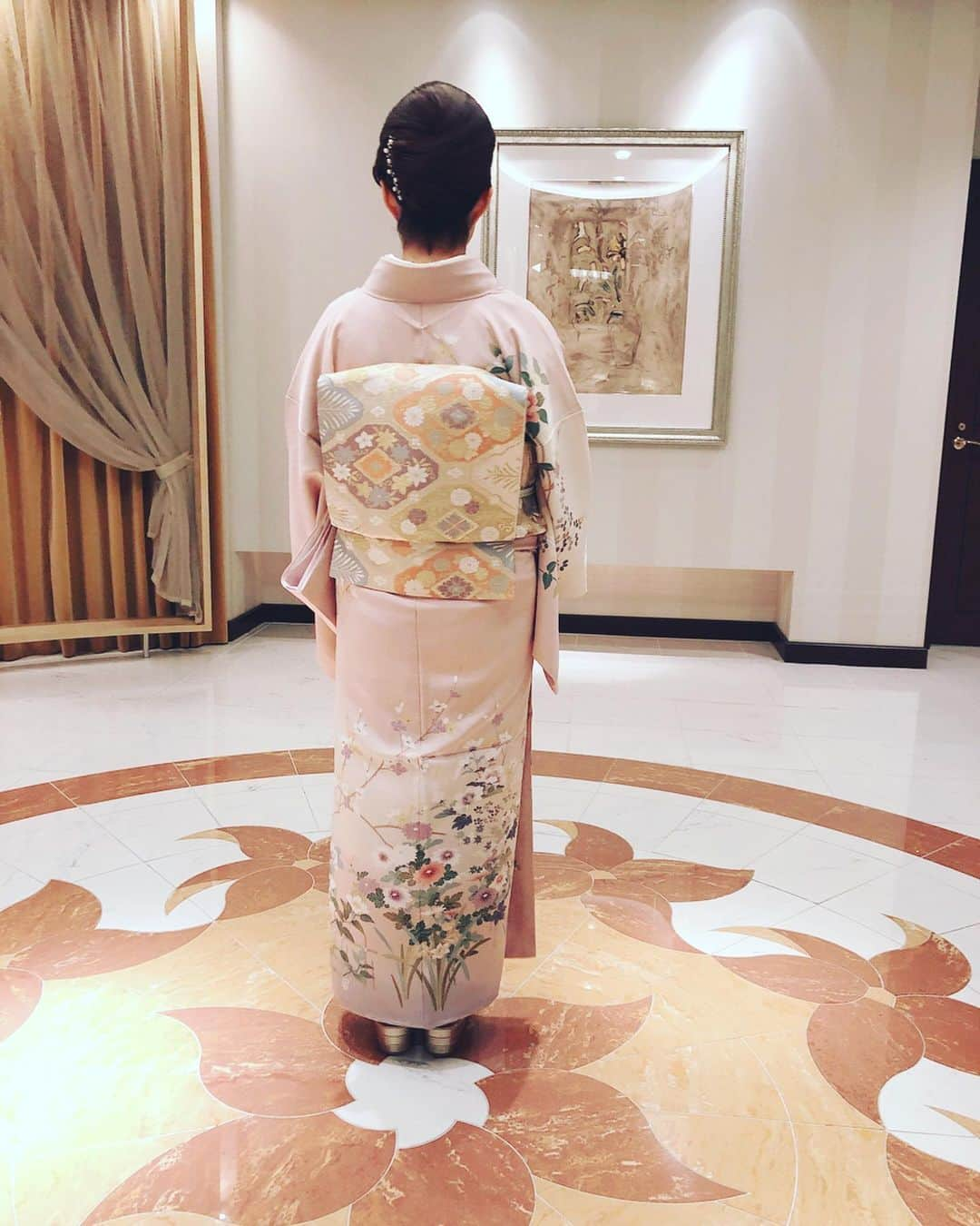 関口未来さんのインスタグラム写真 - (関口未来Instagram)「美容室から出てきた私を見て主人が どこのスナックでも働けそうだね👍‼️と一言…😑 お宮参りのお着物です😌 私達三姉妹のために親が仕立てた訪問着で、3人で結婚式や子供の行事のときに着回しています🥰 身長が低いことがお着物は問題にならないのが嬉しい😊 童顔なので、母の風格をだすべく夜会巻にしました🥳 着付けもヘアも、ロイヤルパークでやっていただいたから、とっても楽でした🌸🌸 . 次子供の行事で着るとしたら七五三かな❓ . . . #お宮参り  #生後1ヶ月 #新米ママ  #新米ママと繋がりたい  #男の子ママ #男の子ママと繋がりたい  #お着物コーデ  #お着物ヘア #水天宮 #ロイヤルパークホテル水天宮  #家族写真 #祈祷 #お礼参り #たまひよメイト #たまひよ公式インスタグラマー  @tamahiyoinsta  #mamagirl  #読者モデル #読モ #フォロワー募集中  #boymom  #japan #大安 #0歳児ママ  #0歳  #赤ちゃんのいる生活  #赤ちゃんのいる暮らし  #子授け祈願  #安産祈願　 #夜会巻 #148cmコーデ」3月25日 20時59分 - miki.sekiguchi_x