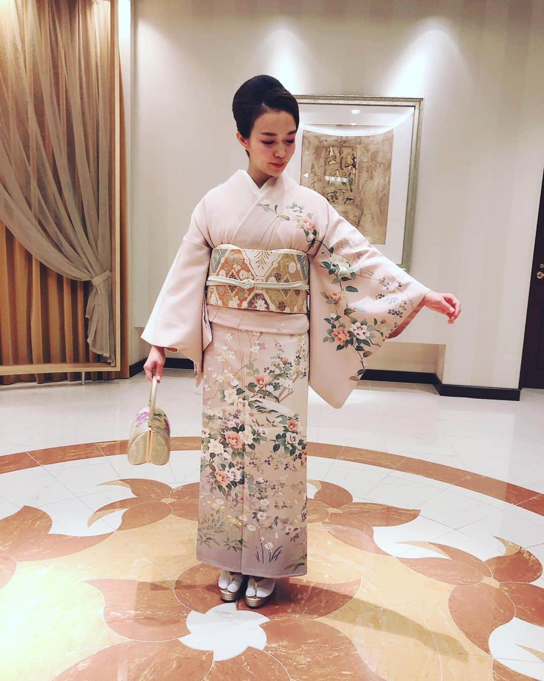 関口未来さんのインスタグラム写真 - (関口未来Instagram)「美容室から出てきた私を見て主人が どこのスナックでも働けそうだね👍‼️と一言…😑 お宮参りのお着物です😌 私達三姉妹のために親が仕立てた訪問着で、3人で結婚式や子供の行事のときに着回しています🥰 身長が低いことがお着物は問題にならないのが嬉しい😊 童顔なので、母の風格をだすべく夜会巻にしました🥳 着付けもヘアも、ロイヤルパークでやっていただいたから、とっても楽でした🌸🌸 . 次子供の行事で着るとしたら七五三かな❓ . . . #お宮参り  #生後1ヶ月 #新米ママ  #新米ママと繋がりたい  #男の子ママ #男の子ママと繋がりたい  #お着物コーデ  #お着物ヘア #水天宮 #ロイヤルパークホテル水天宮  #家族写真 #祈祷 #お礼参り #たまひよメイト #たまひよ公式インスタグラマー  @tamahiyoinsta  #mamagirl  #読者モデル #読モ #フォロワー募集中  #boymom  #japan #大安 #0歳児ママ  #0歳  #赤ちゃんのいる生活  #赤ちゃんのいる暮らし  #子授け祈願  #安産祈願　 #夜会巻 #148cmコーデ」3月25日 20時59分 - miki.sekiguchi_x