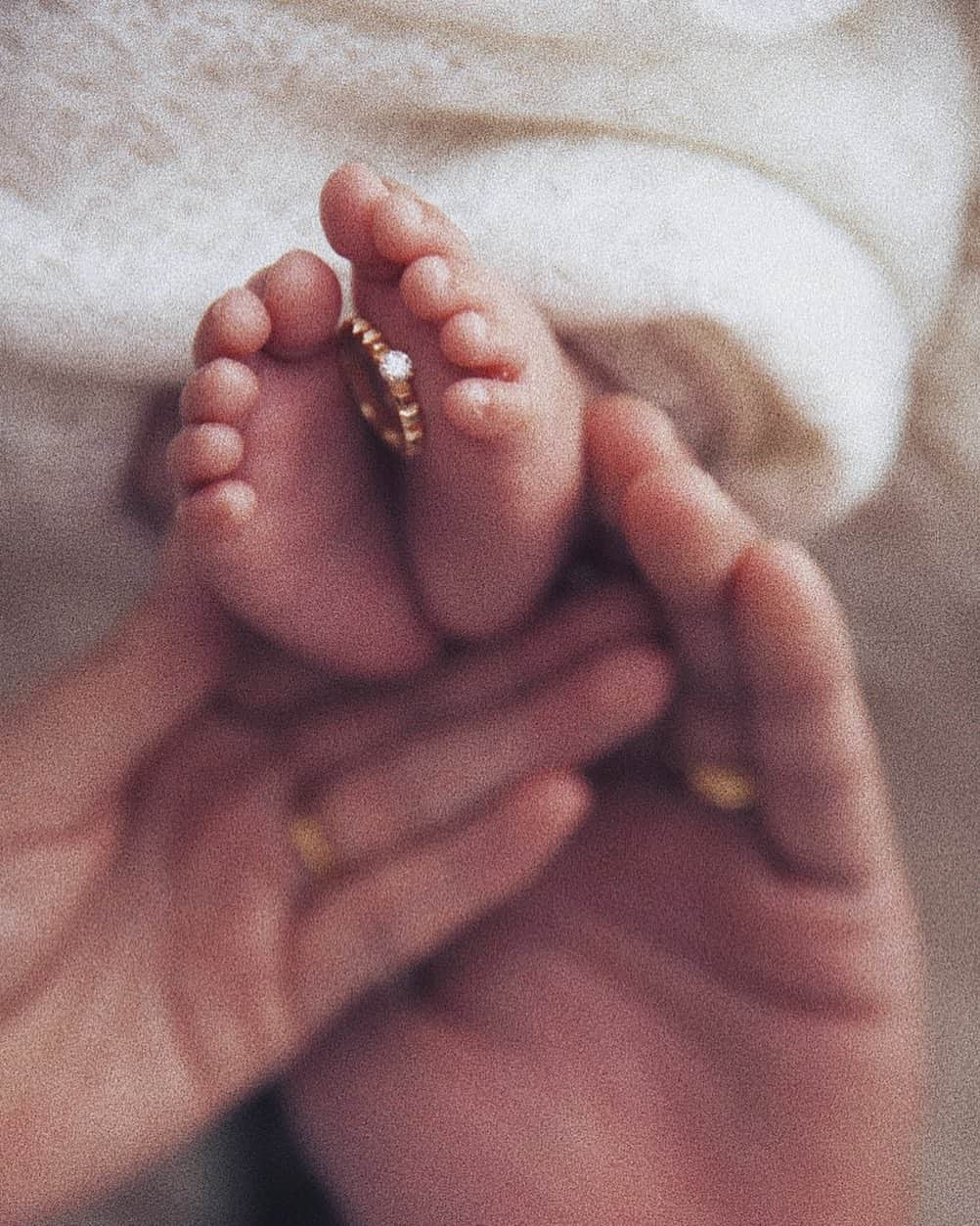 Moe.Mさんのインスタグラム写真 - (Moe.MInstagram)「. . . 小さい足🦶🏾💕 . . .  #me #花嫁 #babyboy #幸せ #ring #love #ootdfashion #fashion #fathersday #haircolor #baby #記念日 #1年記念日 #ニューボーンフォト #ブシュロン #weddingwire #weddingparty #誕生日 #weddinghair #weddingphotography #weddingdress #wedding #結婚式 #today #プロポーズ #結婚記念日 #誕生日プレゼント #夫婦 #家族写真撮影 #boucheron」3月25日 21時00分 - m0304m