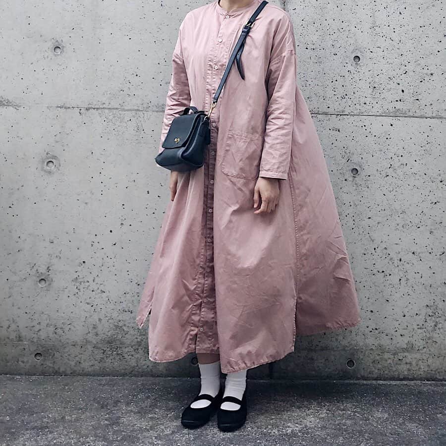 ryokoさんのインスタグラム写真 - (ryokoInstagram)「▪︎ . ピンクのシャツローブお気に入りすぎる 暖かくなって桜も咲いて、こればかり着ています🌸 . . . dress #harvesty bag #oldcoach shoes #moonstarshoes」3月25日 21時00分 - ryo___ka