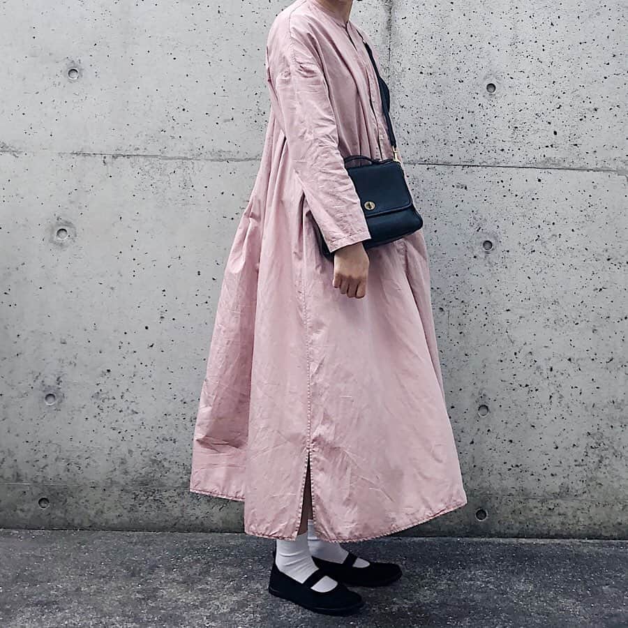 ryokoさんのインスタグラム写真 - (ryokoInstagram)「▪︎ . ピンクのシャツローブお気に入りすぎる 暖かくなって桜も咲いて、こればかり着ています🌸 . . . dress #harvesty bag #oldcoach shoes #moonstarshoes」3月25日 21時00分 - ryo___ka