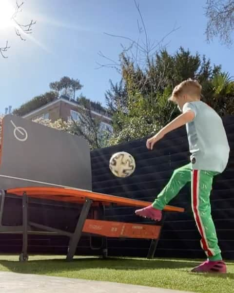 ヨニー・ハイティンハのインスタグラム：「School at home with my kids @jezebellovestodance and @lennoxlovesfootball, time for a football session in the garden now 😉 #staysafe #stayhome #teqball @teqball」