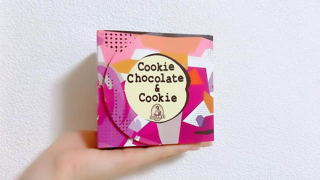 青山智美さんのインスタグラム写真 - (青山智美Instagram)「【#ホワイトデーギフト #ステラおばさん 】 ❤️ #ホワイトデー にパパから❤️ #ステラおばさんのクッキー 🍪 とっても美味しかったぁぁ❣️😋😚🎀 #クッキーチョコレート と#クッキー 🍪✨ #オートミール などが入っていて 1枚でも満足感たっぷりっっ😲🎵↗︎💗 可愛いパッケージにもキュンッ💓 パパいつもありがとう。感謝。 ❤️ #whiteday #gift #present #cookie #chocolatecookies #大好き ♡♡♡」3月25日 21時03分 - tomomibeauty